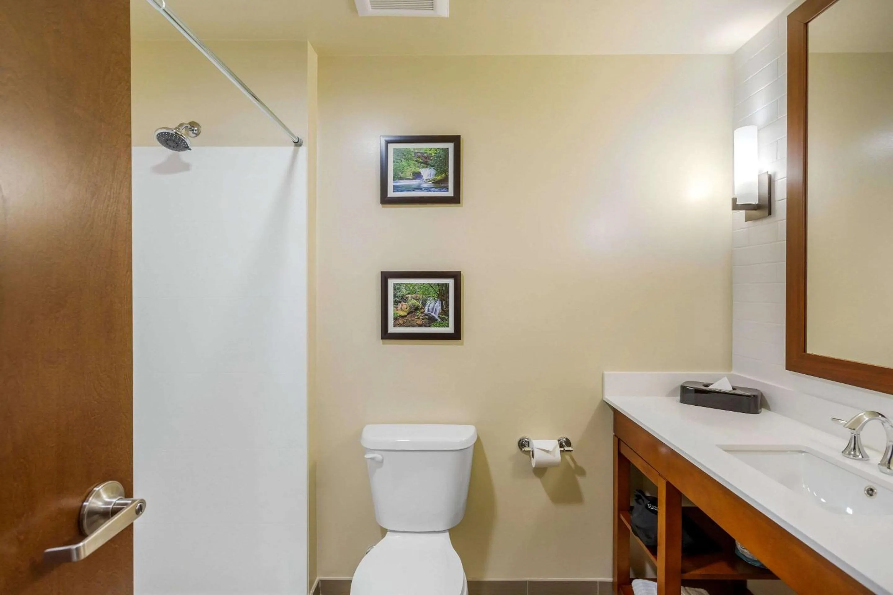 Bedroom in Comfort Suites Burlington near I-5