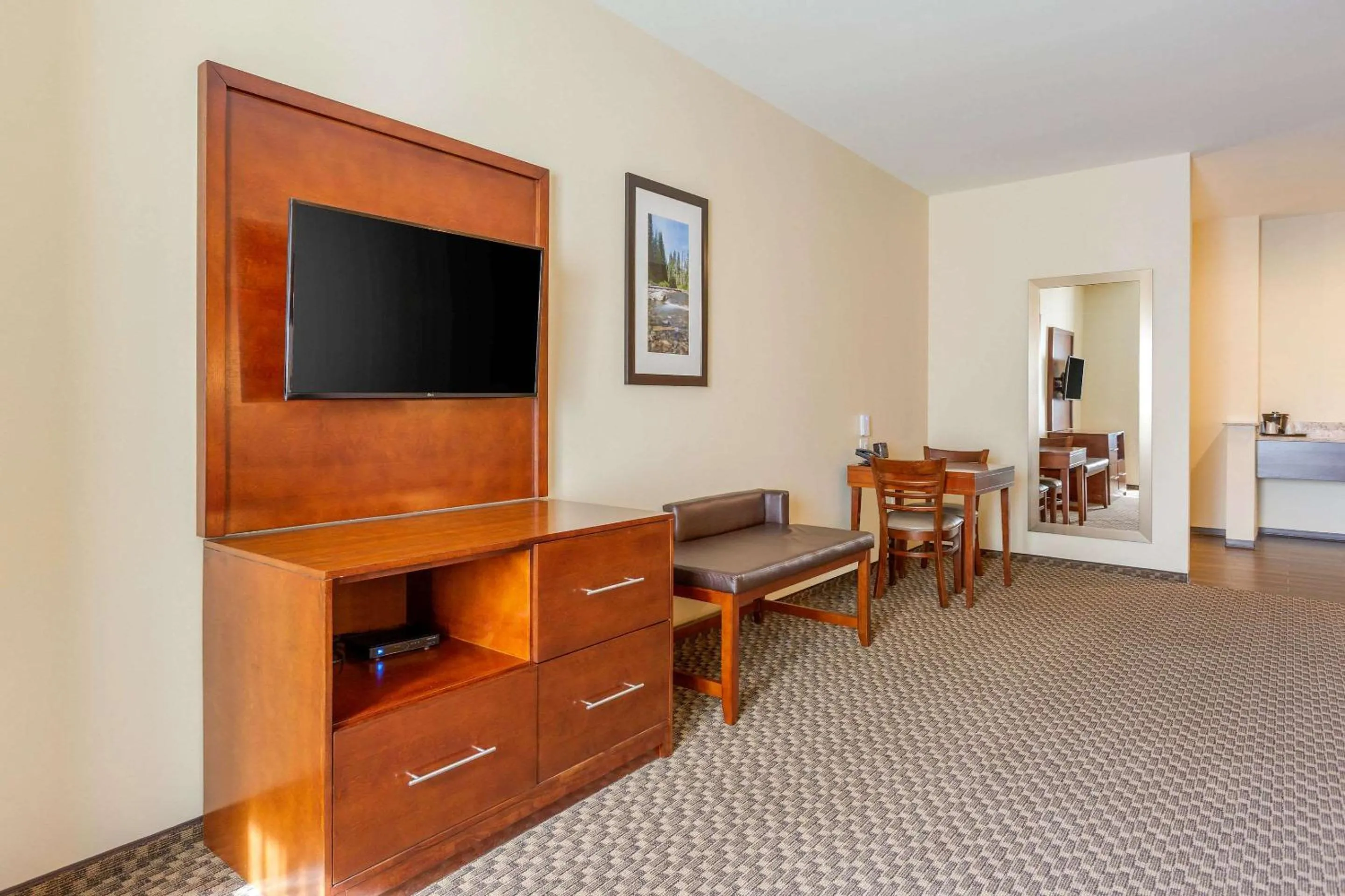 Bedroom, Bed in Comfort Suites Burlington near I-5