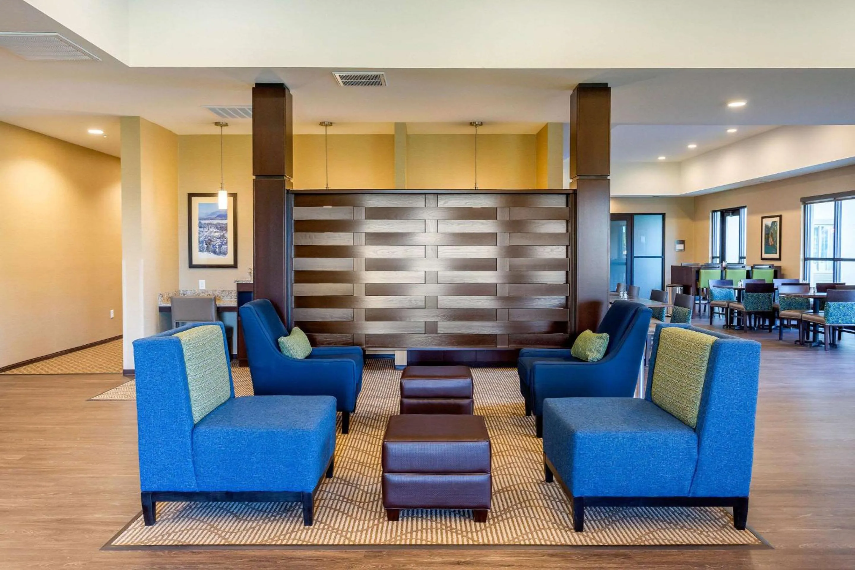 Lobby or reception in Comfort Suites Burlington near I-5
