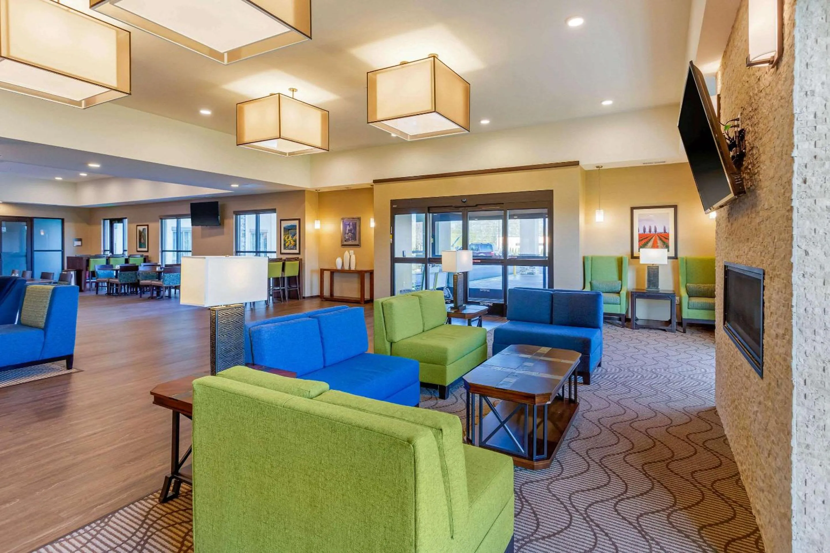 Lobby or reception in Comfort Suites Burlington near I-5