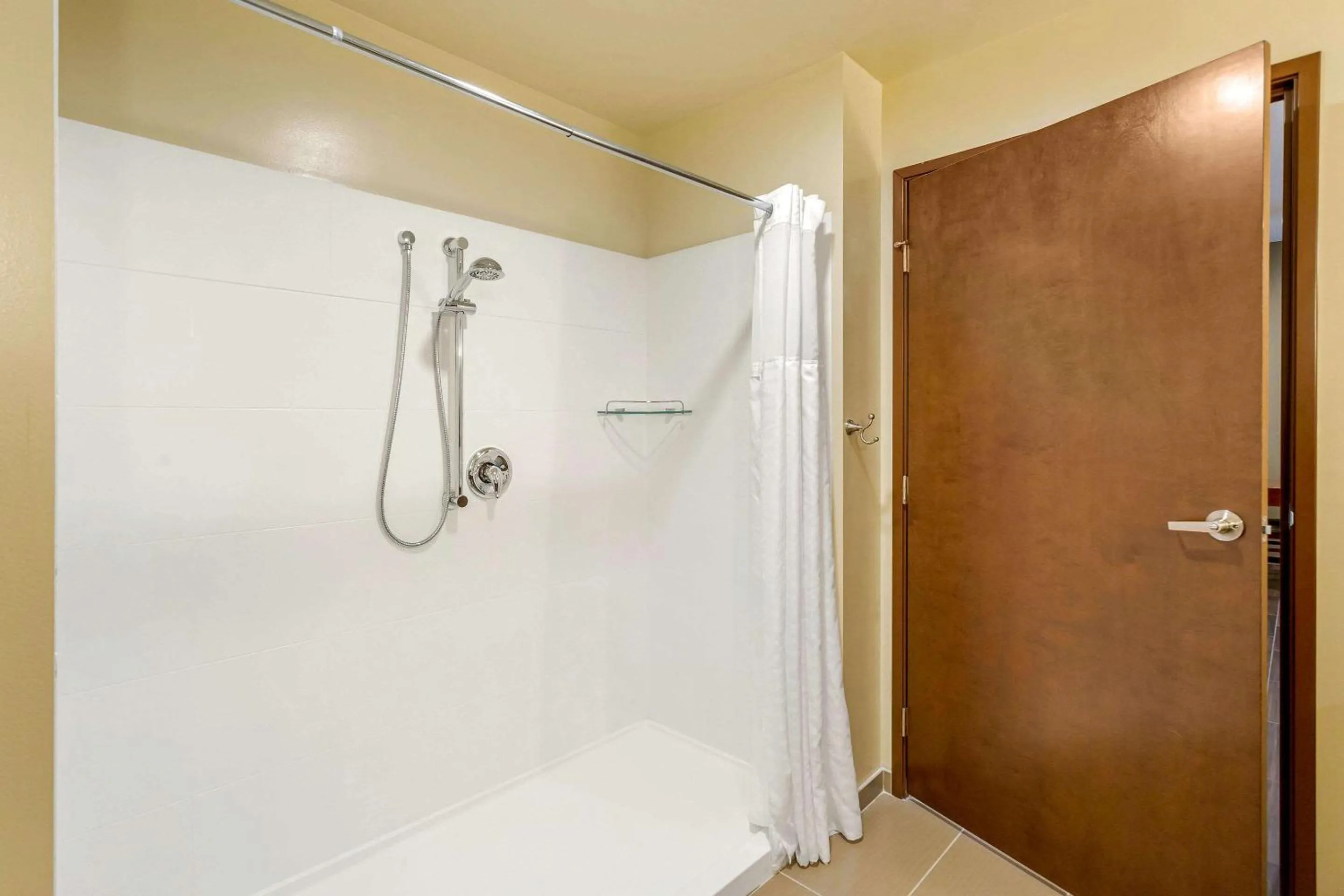 Bedroom in Comfort Suites Burlington near I-5