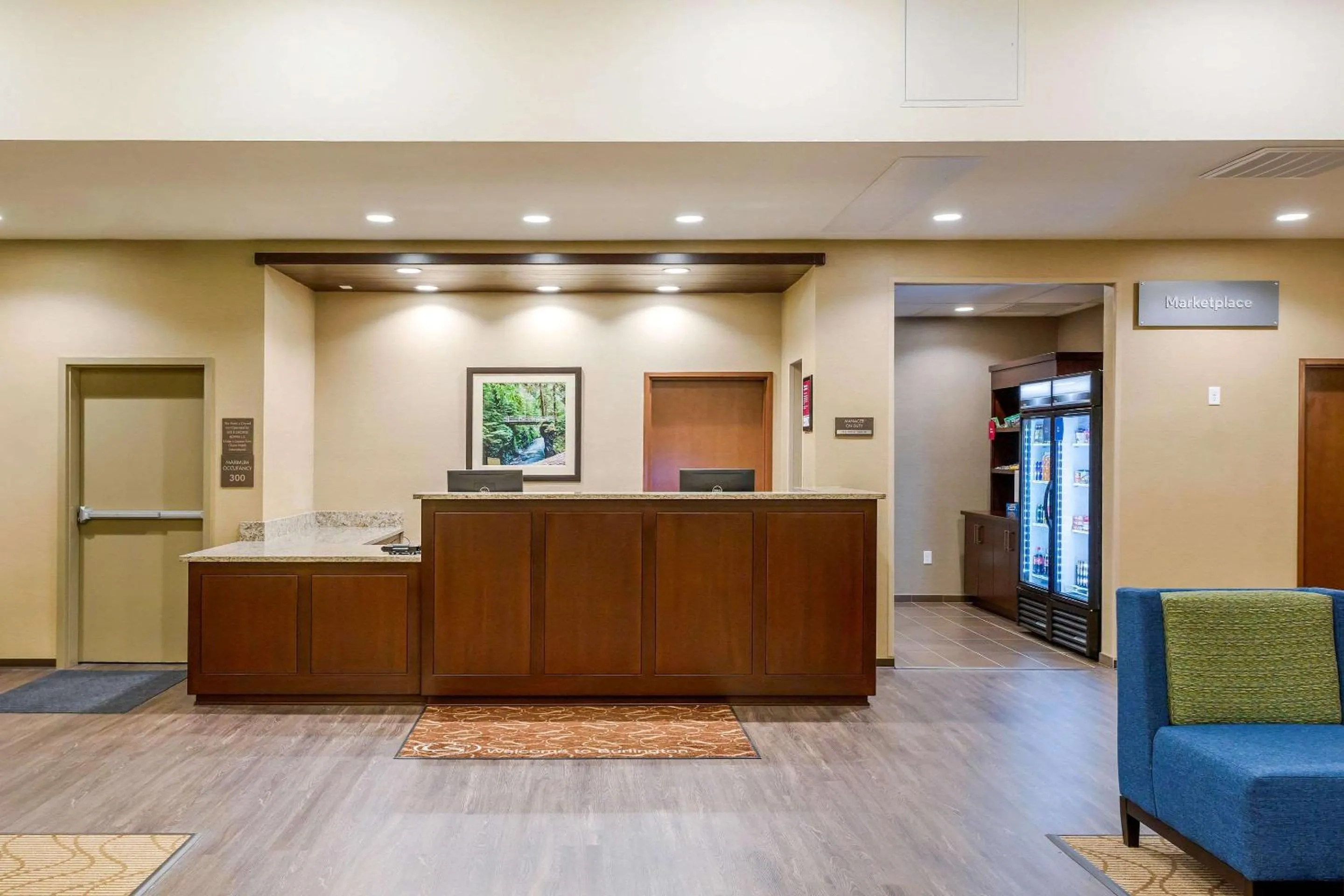 Lobby or reception in Comfort Suites Burlington near I-5