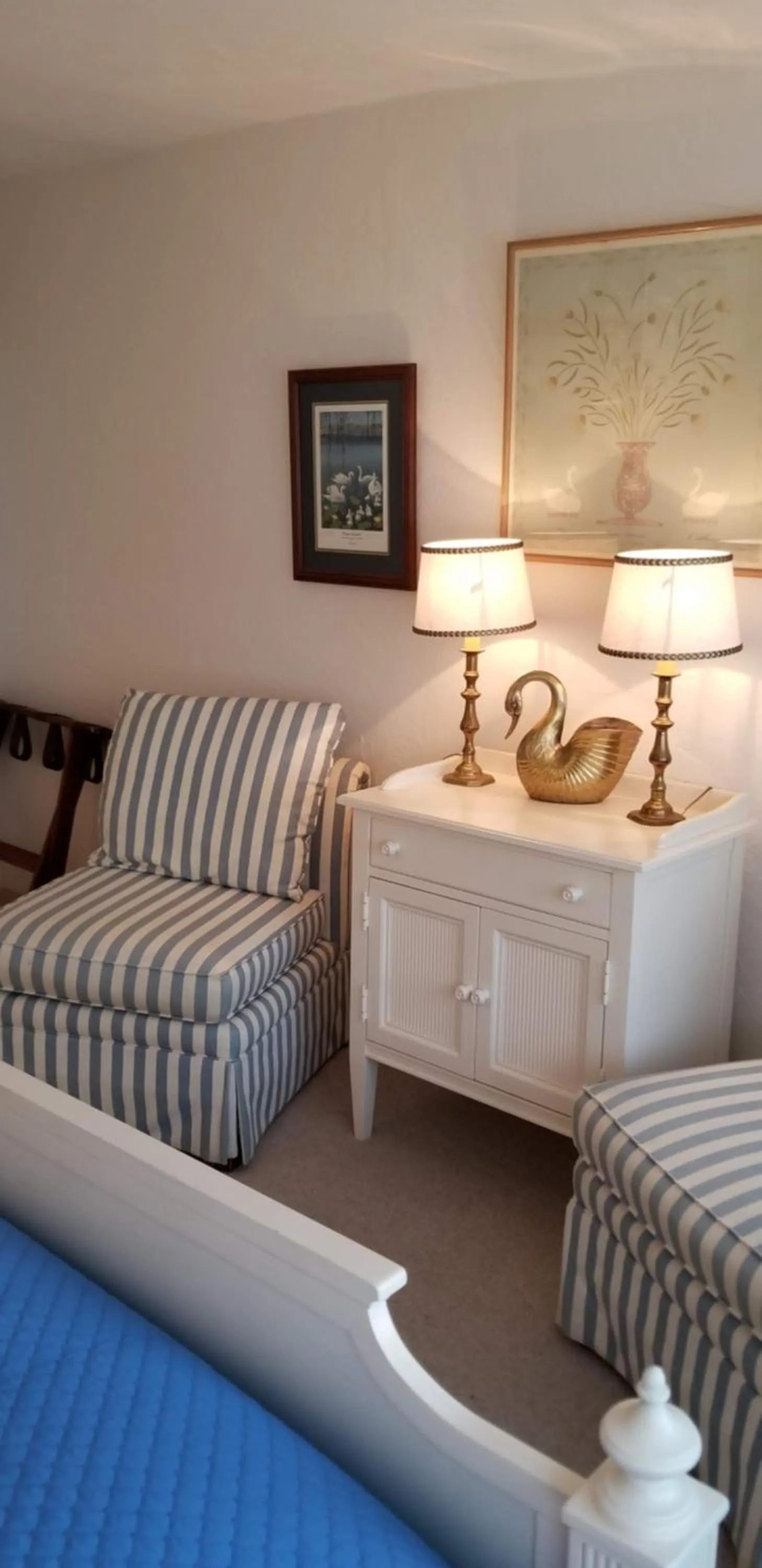 Seating area, Bed in Lily Creek Lodge