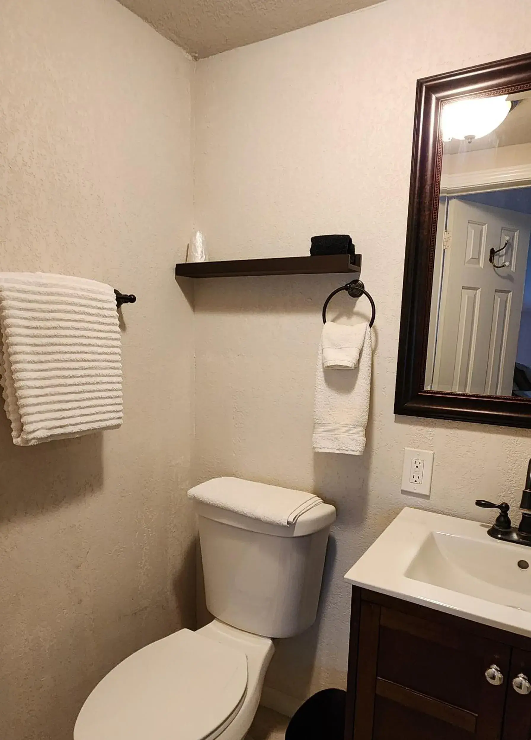 King Room in Lily Creek Lodge King Room in Lily Creek Lodge