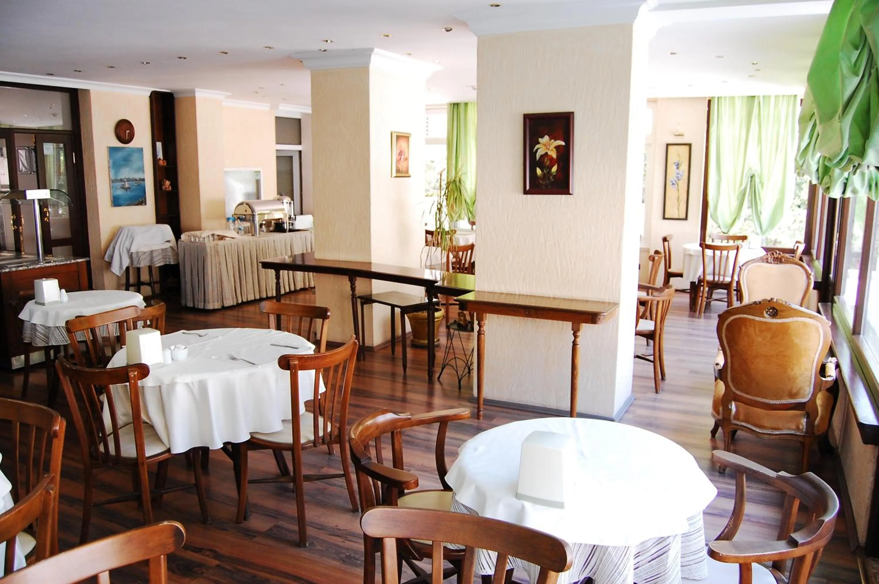 Restaurant/places to eat in Triana Hotel