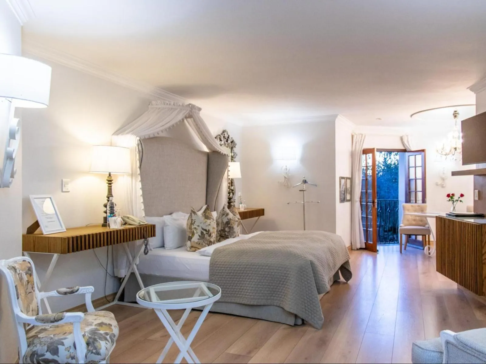 Photo of the whole room, Bed in Heinitzburg Boutique Hotel