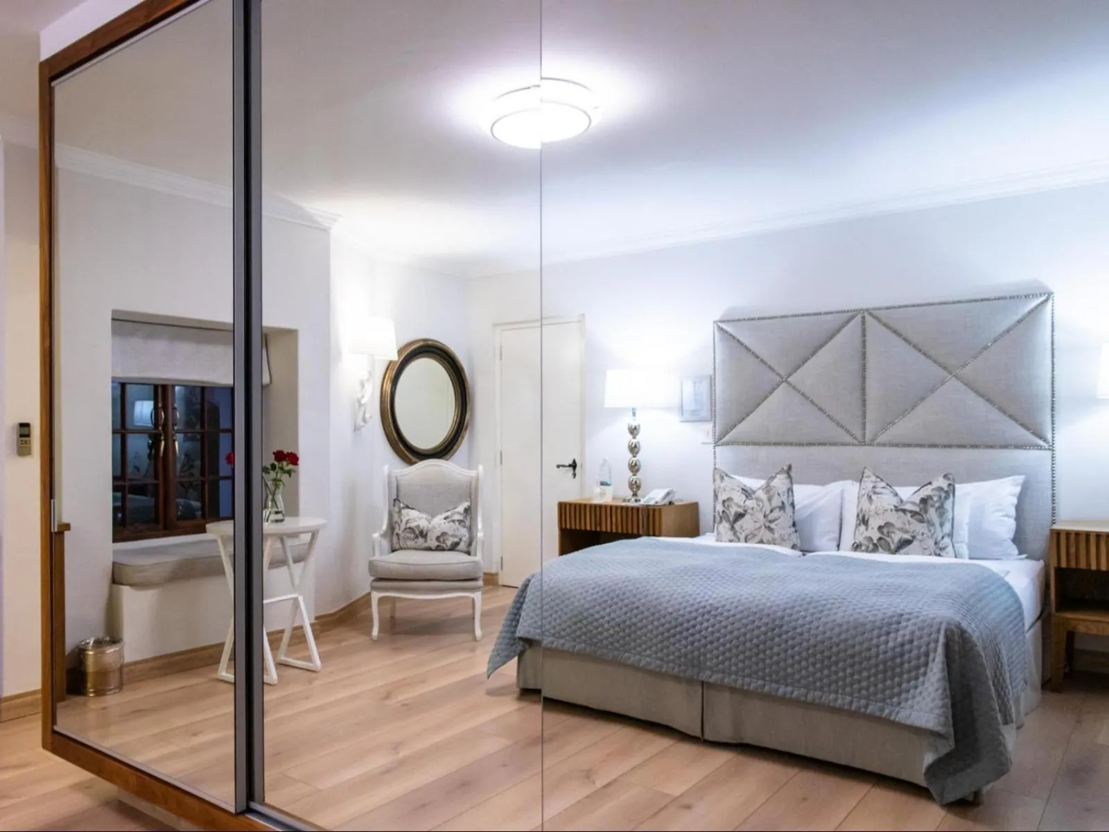 Photo of the whole room, Bed in Heinitzburg Boutique Hotel