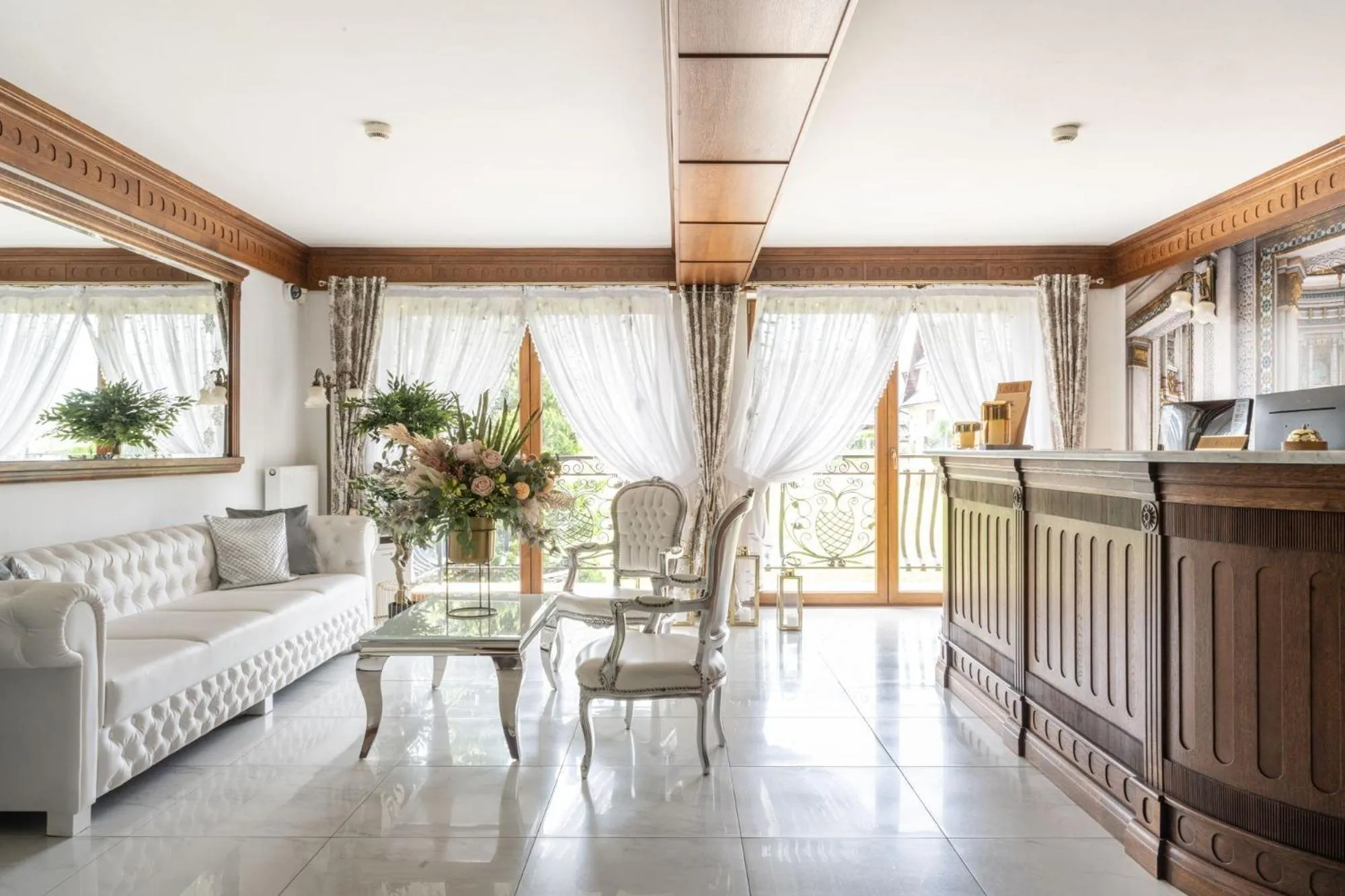 Lobby or reception in Sądelski Dwór Medical & SPA