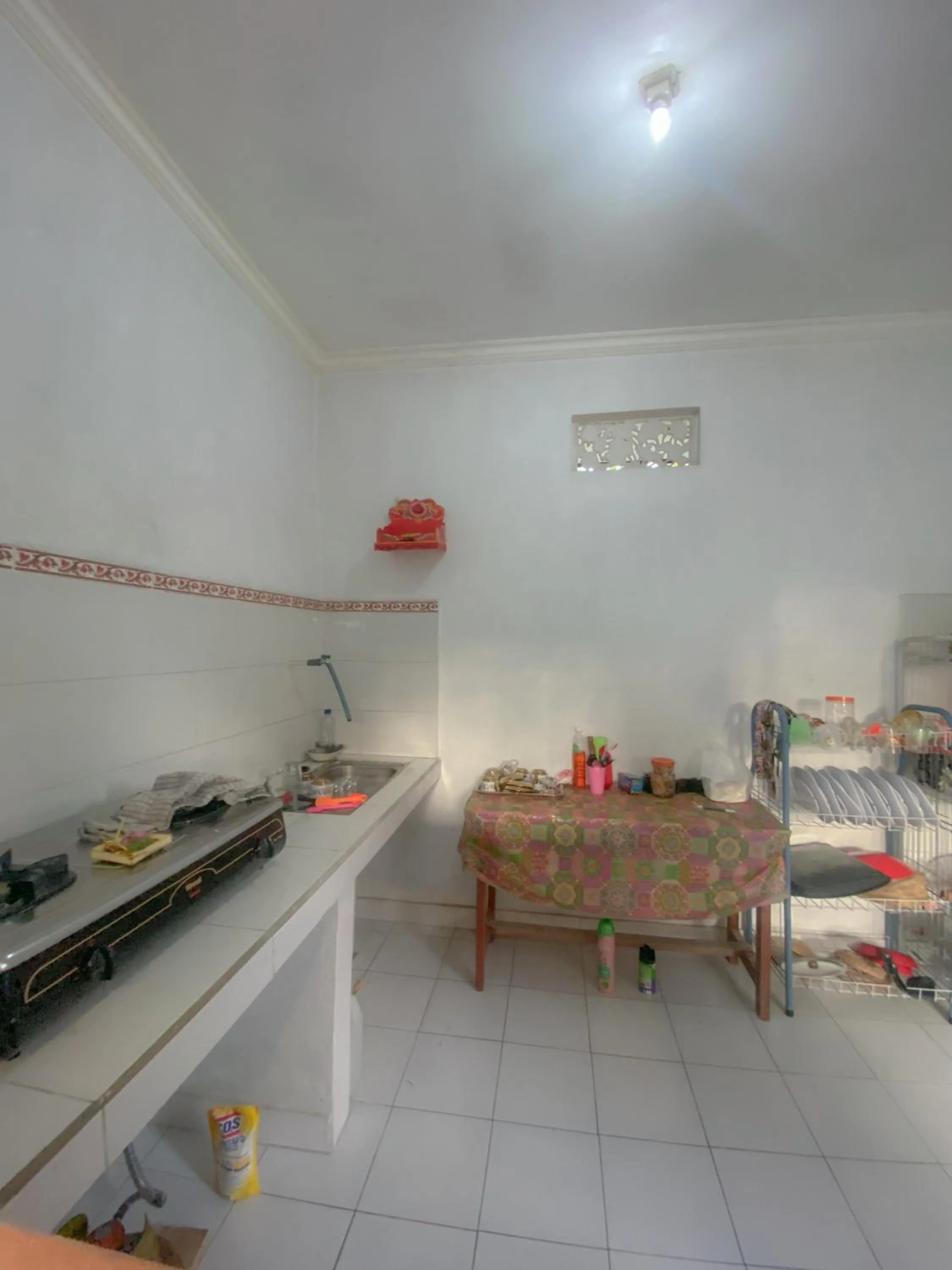 Kitchen or kitchenette in Kubu Indah Guest House