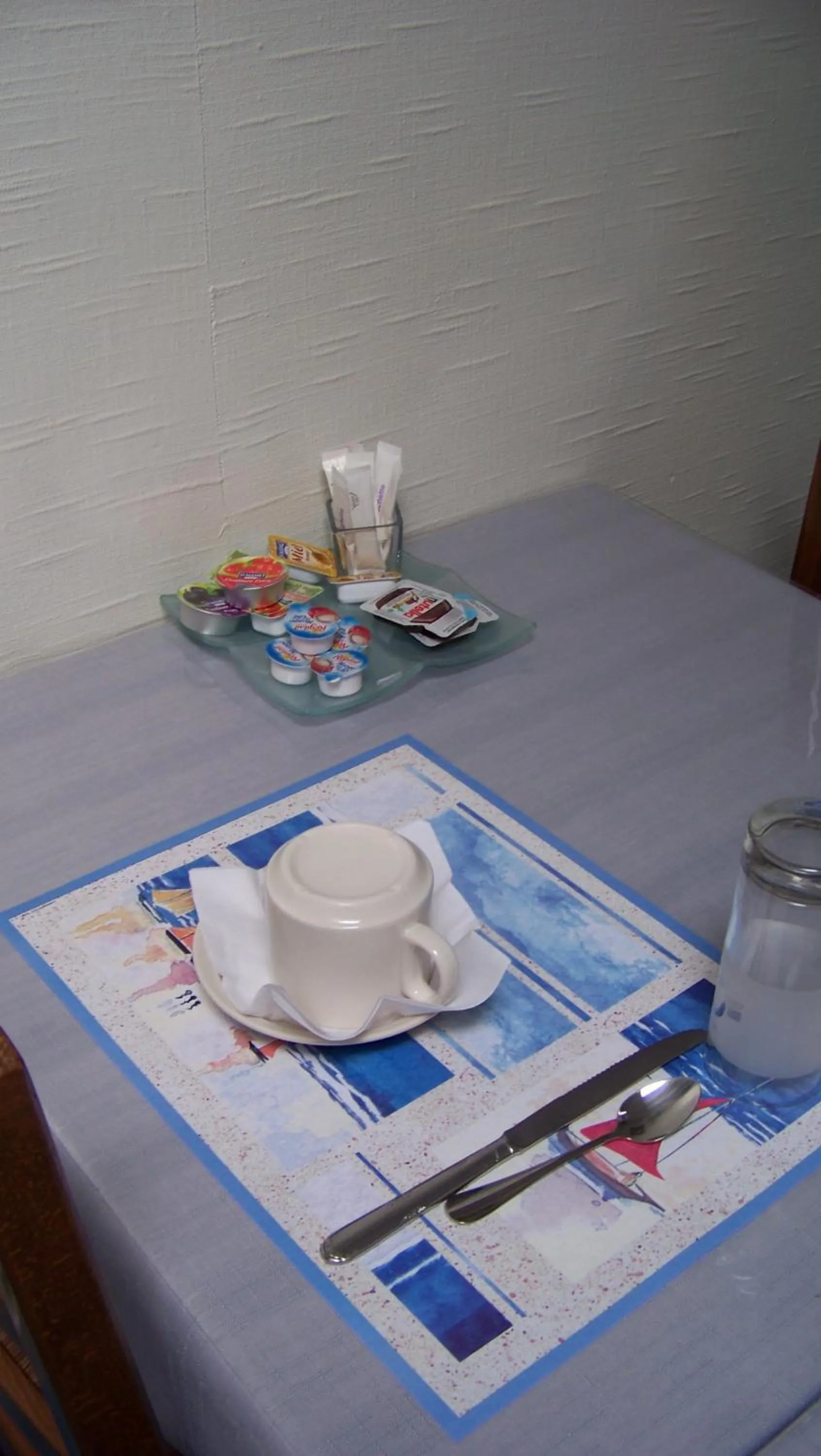 Restaurant/places to eat in Hotel Du Port