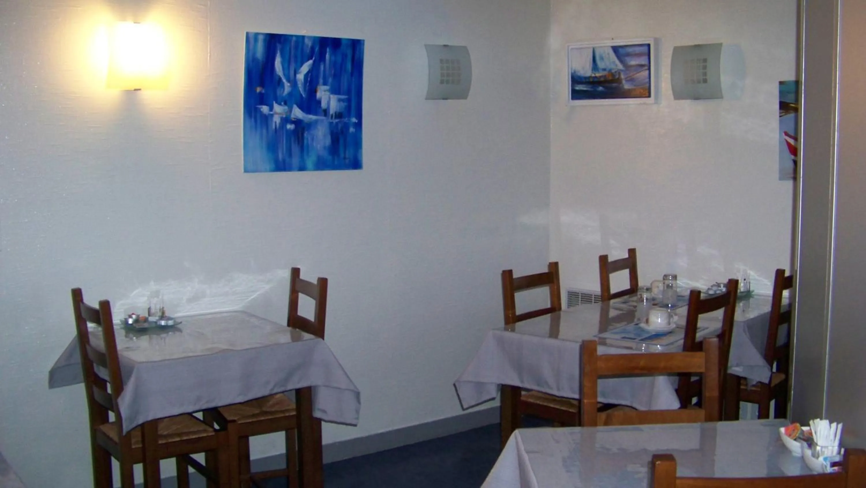 Restaurant/places to eat in Hotel Du Port
