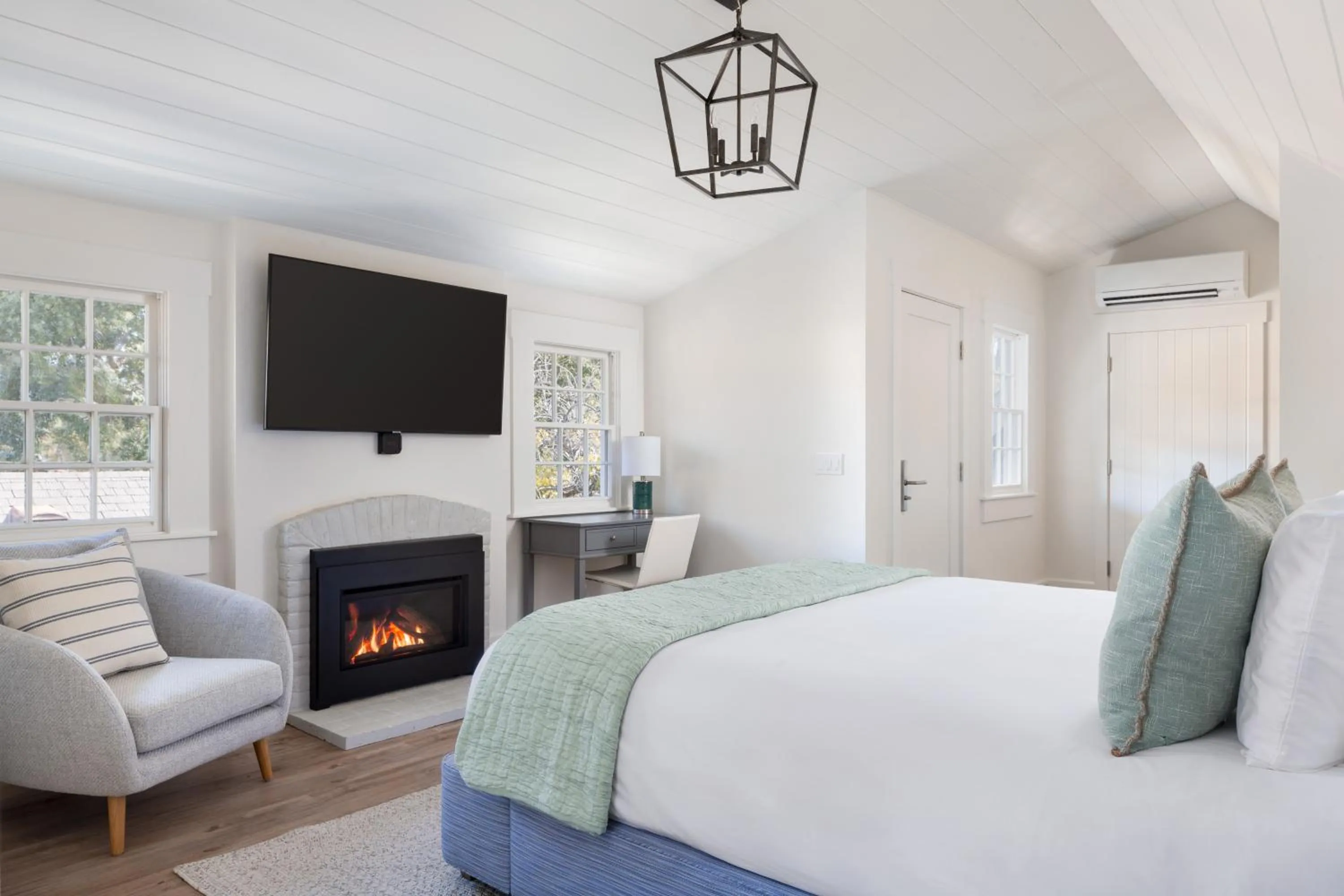 TV and multimedia, Bed in Hideaway Santa Barbara, A Kirkwood Collection Hotel