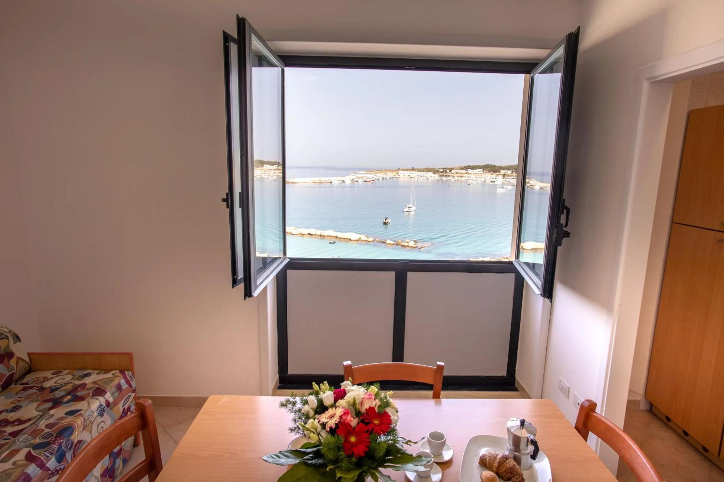 Living room, Bed in Villa Altomare
