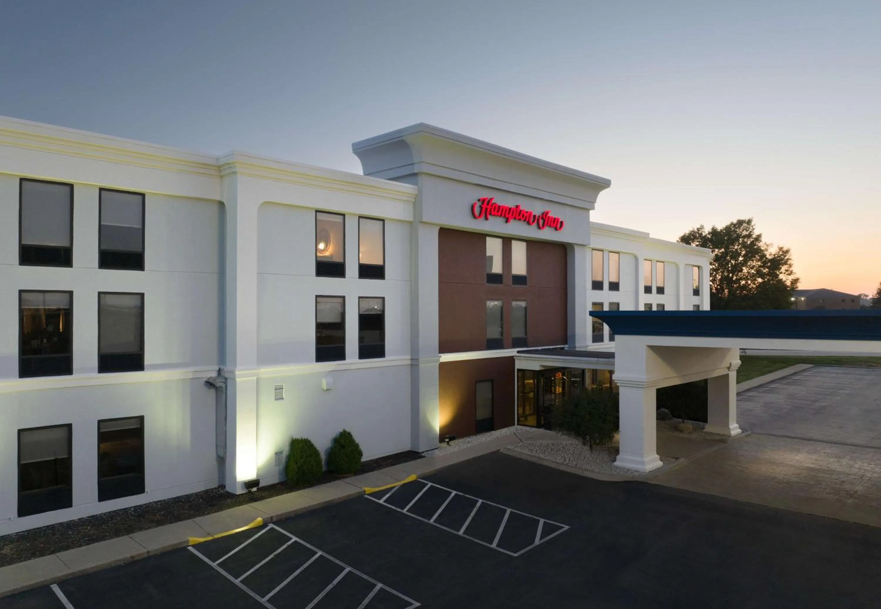 Property building in Hampton Inn Troy
