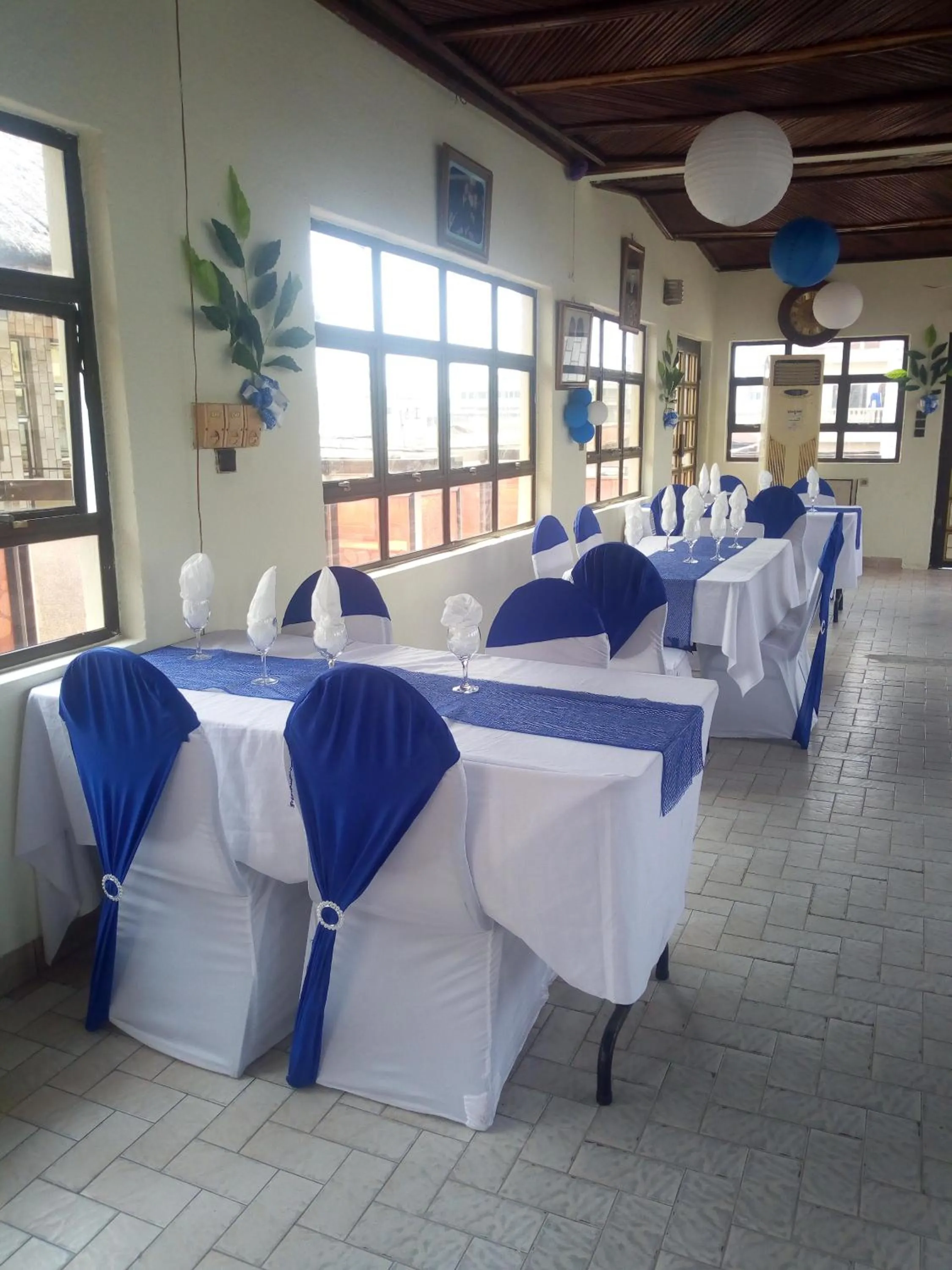Restaurant/places to eat in Benin Hotel Terminus