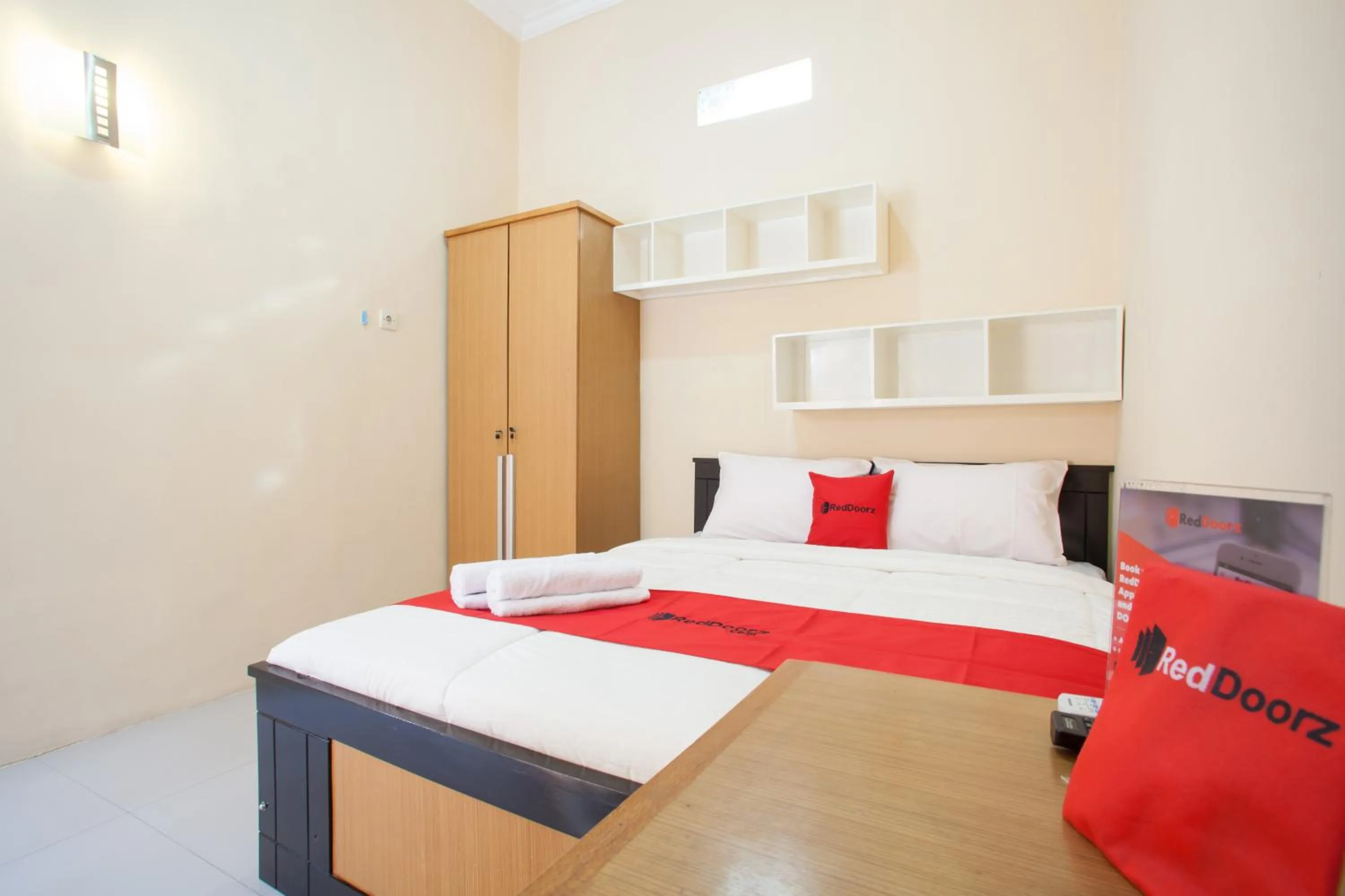 Bedroom, Bed in RedDoorz Syariah near UNTAG Banyuwangi