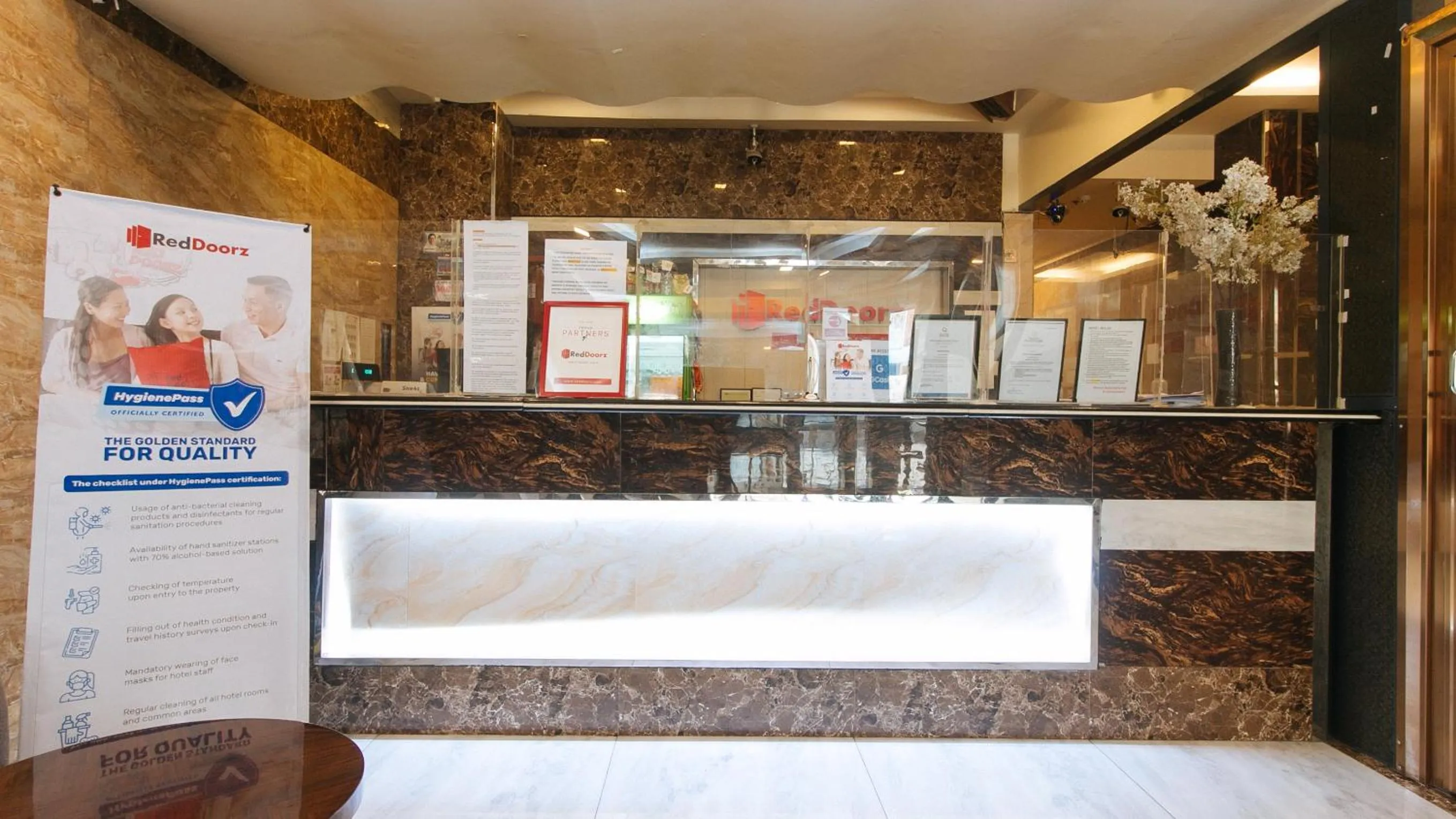 Lobby or reception in RedDoorz Plus Winter Benitez Cubao