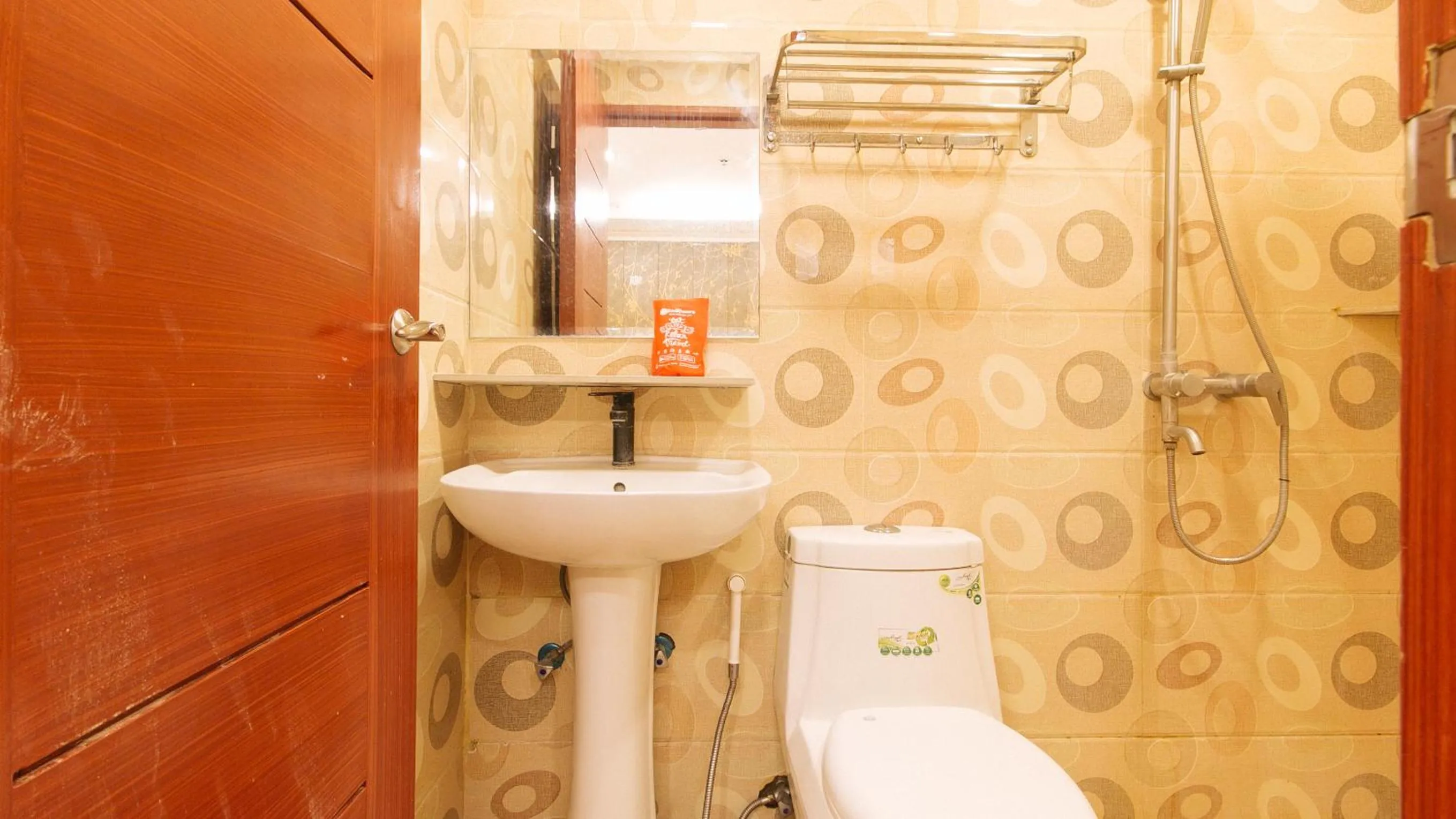 Bathroom in RedDoorz Plus Winter Benitez Cubao