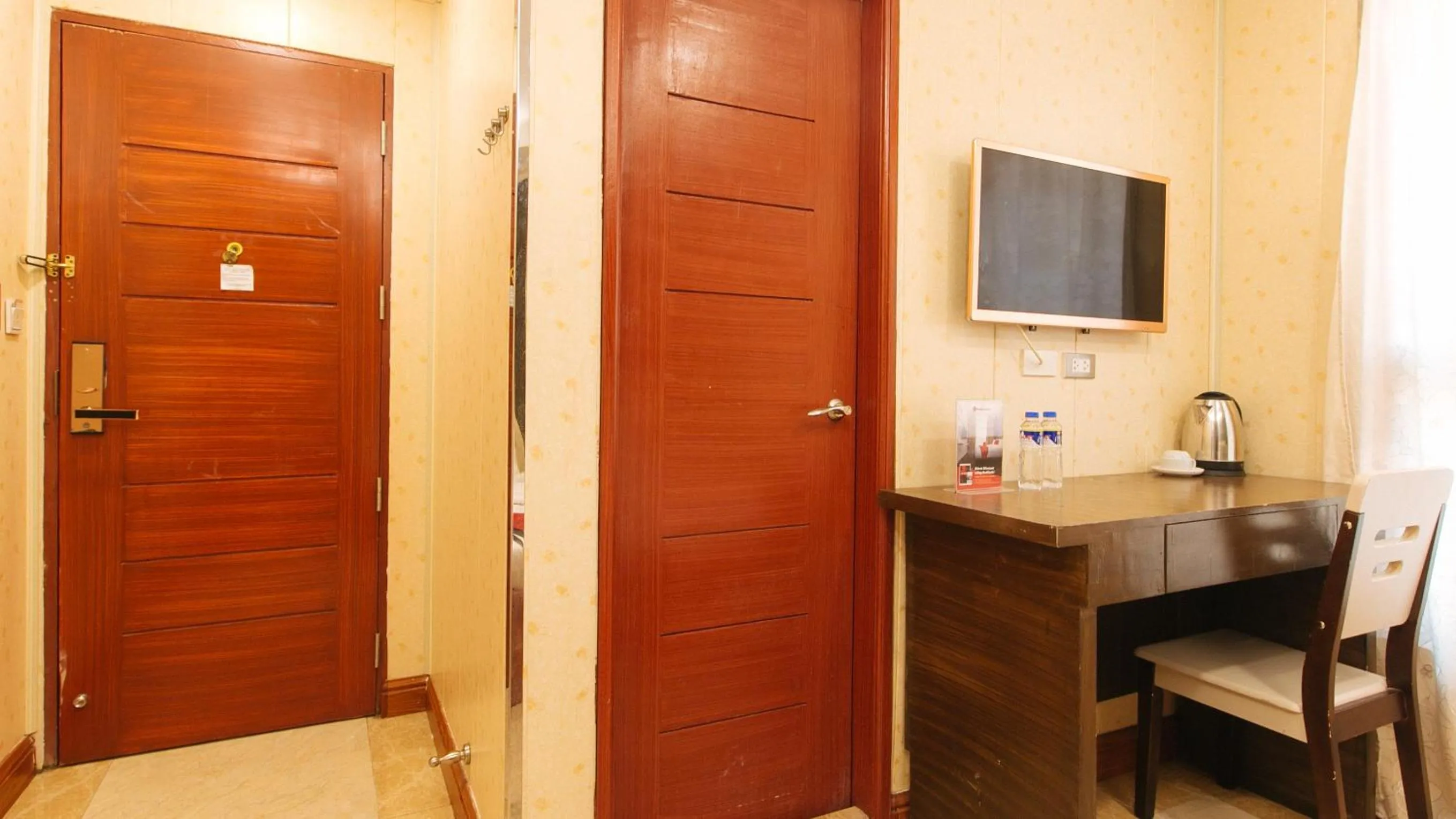 TV and multimedia in RedDoorz Plus Winter Benitez Cubao