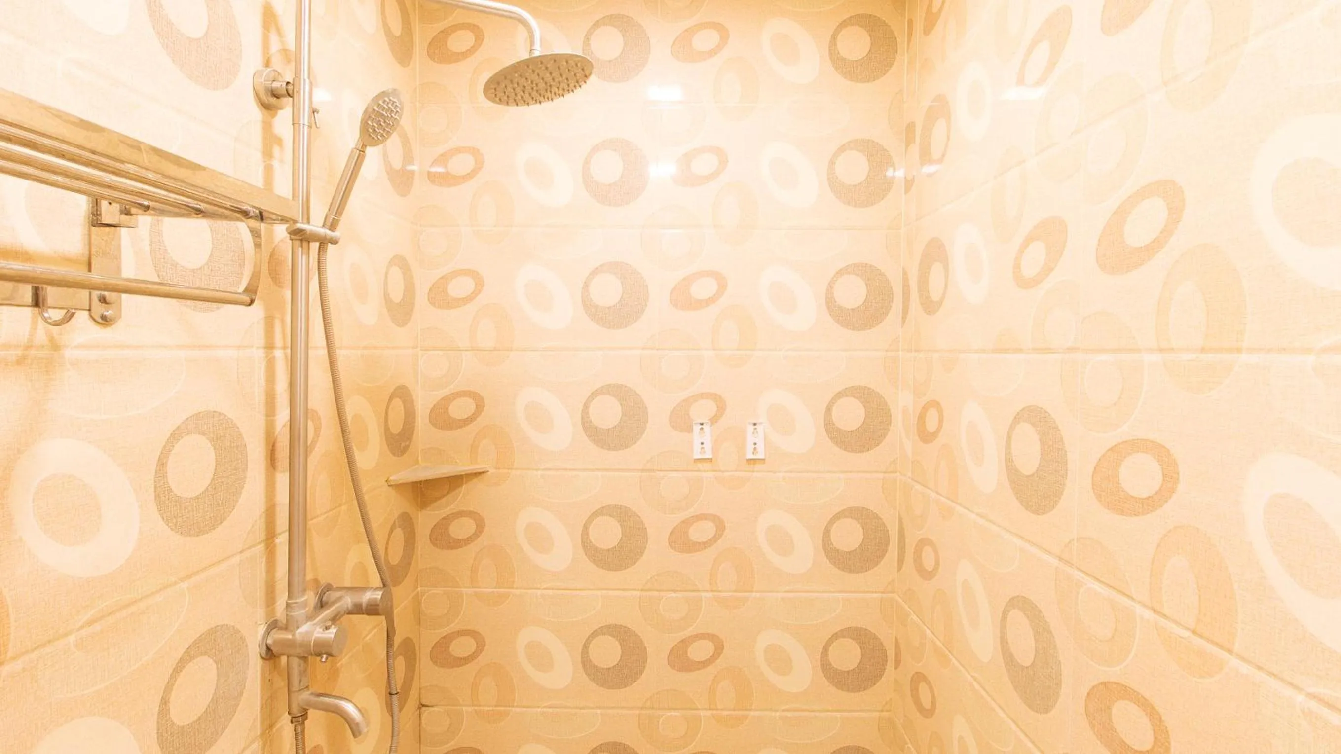 Shower in RedDoorz Plus Winter Benitez Cubao