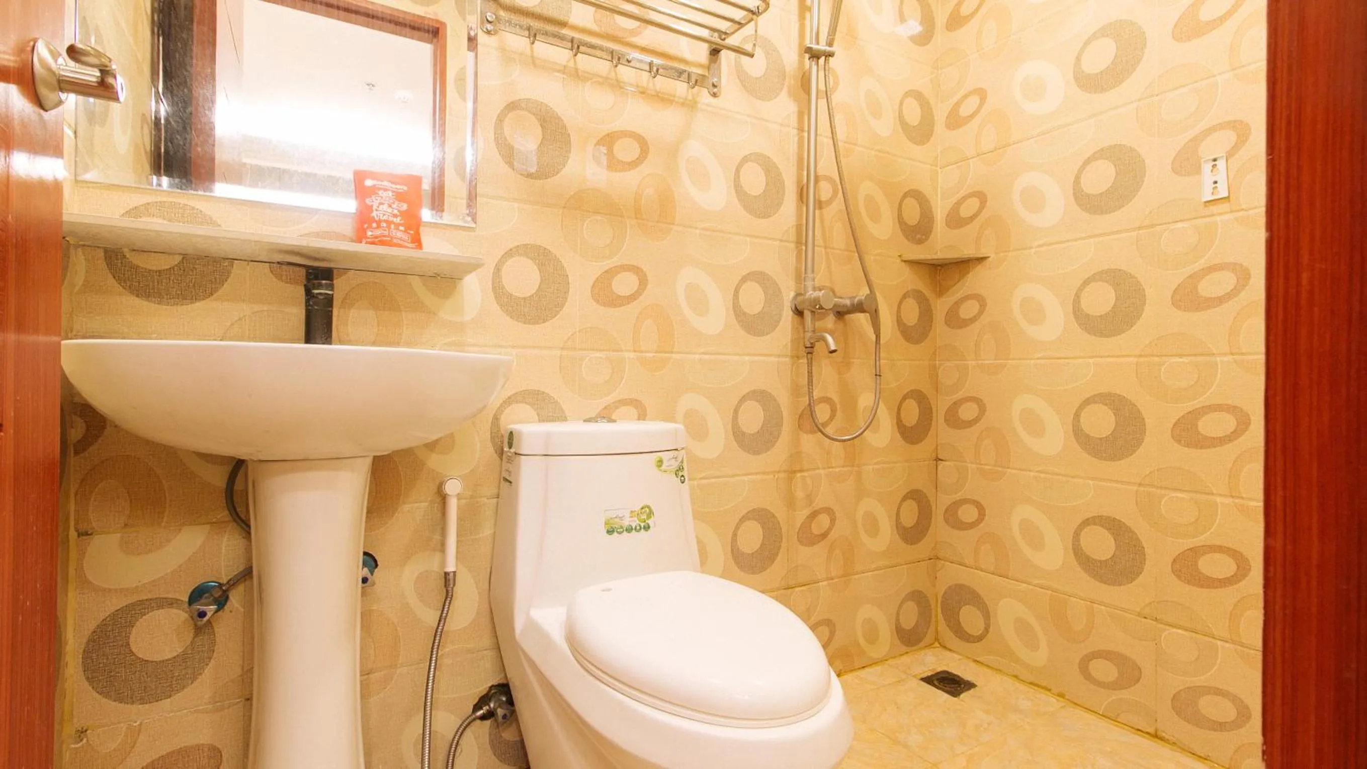 Shower in RedDoorz Plus Winter Benitez Cubao