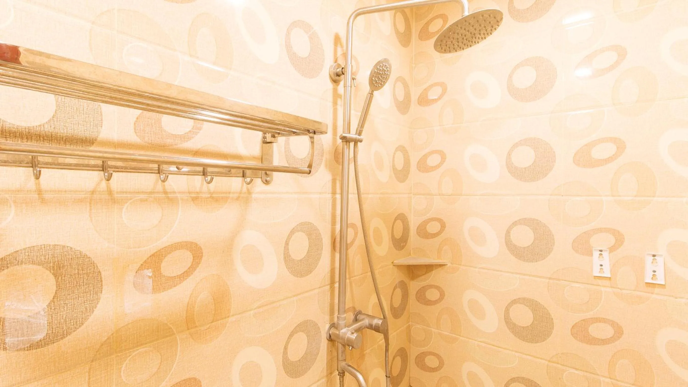 Shower in RedDoorz Plus Winter Benitez Cubao