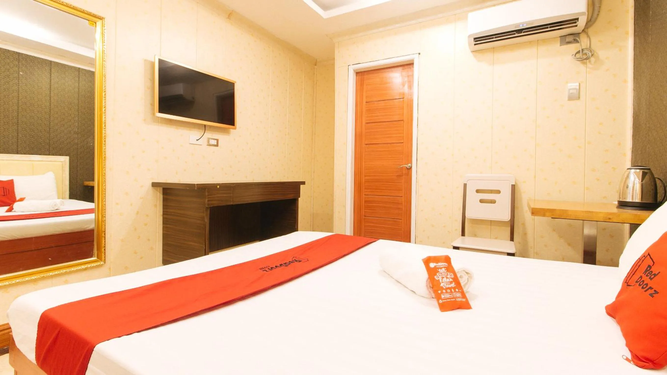 TV and multimedia, Bed in RedDoorz Plus Winter Benitez Cubao