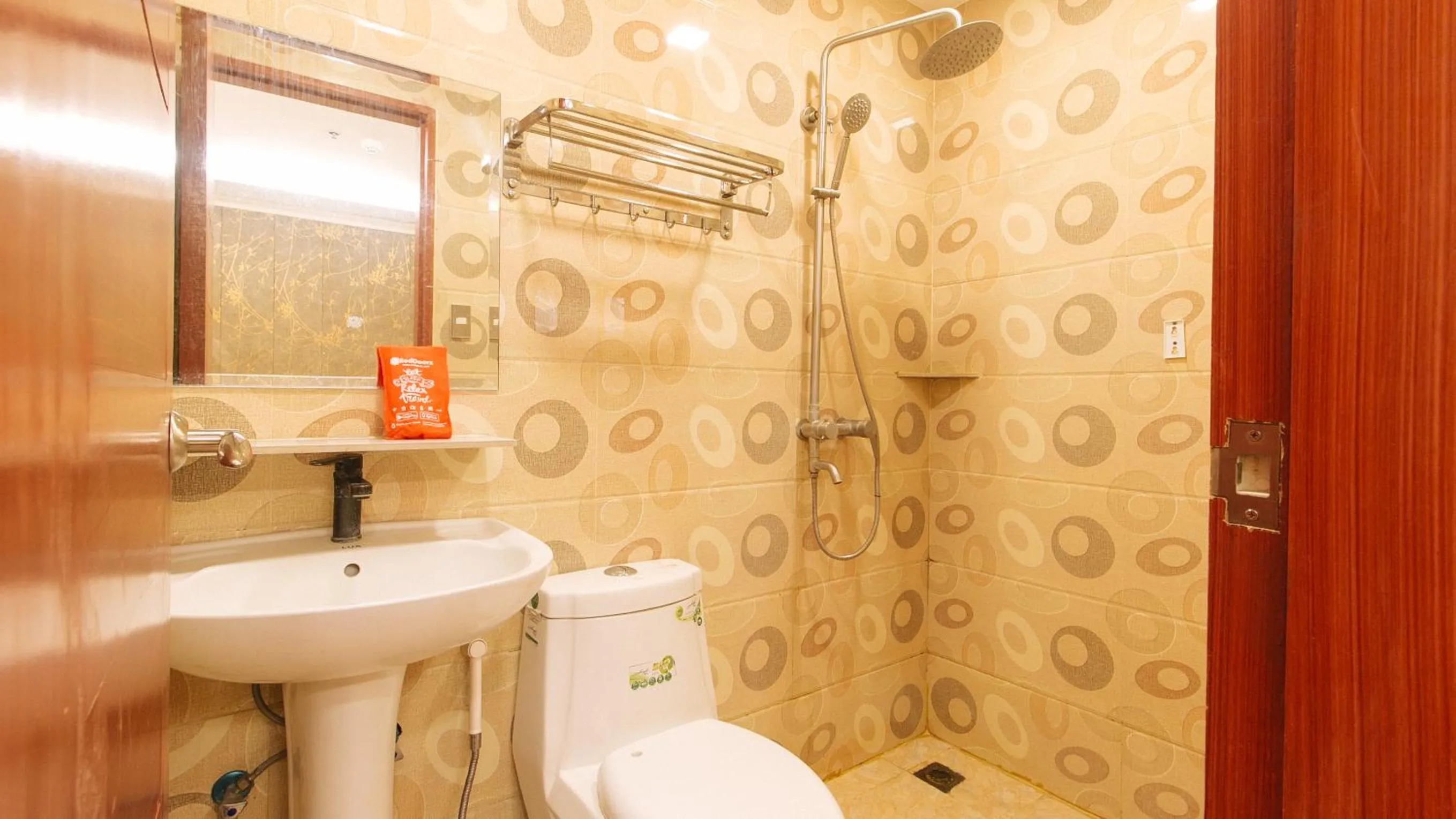 Shower in RedDoorz Plus Winter Benitez Cubao