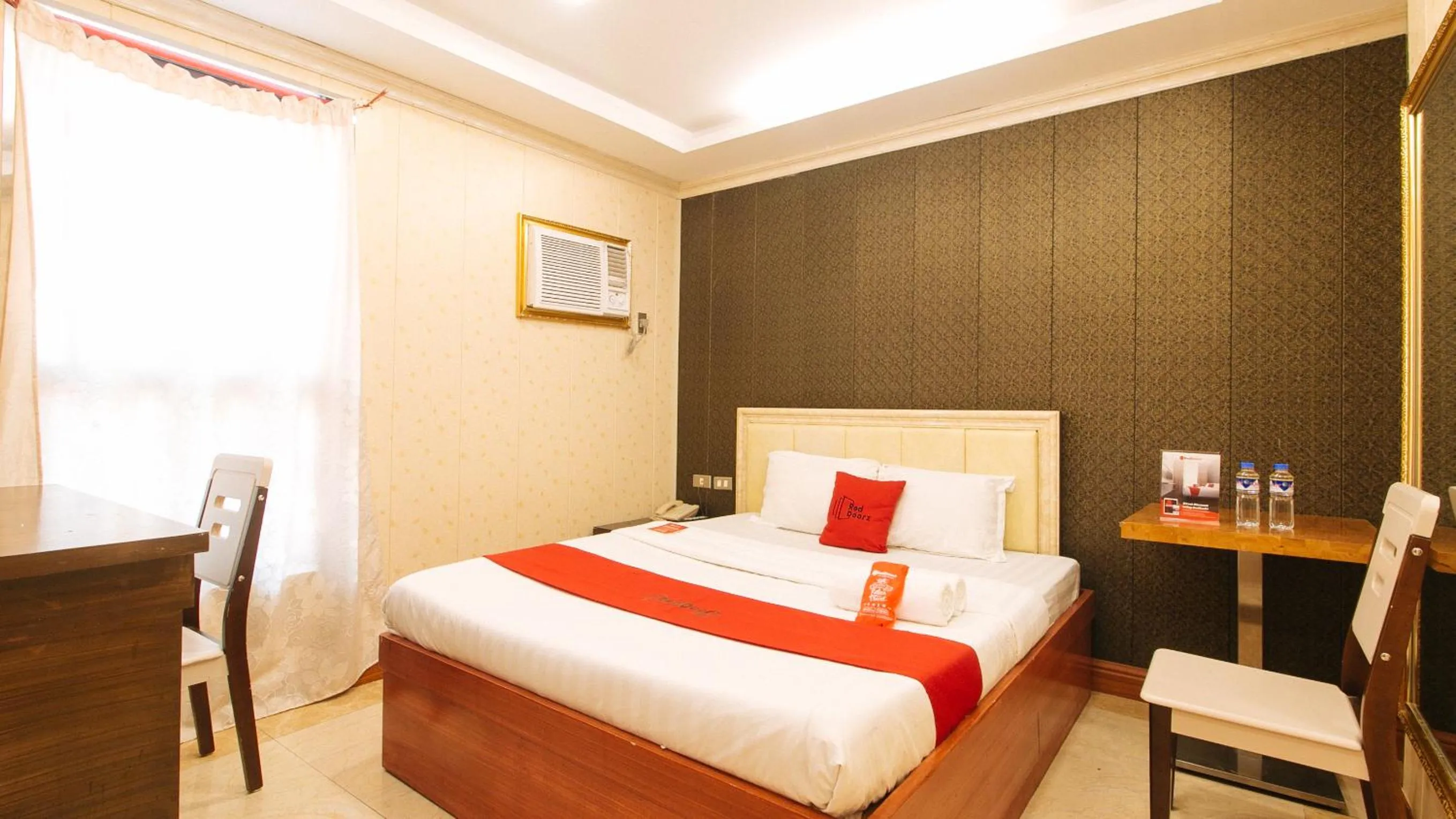 Seating area, Bed in RedDoorz Plus Winter Benitez Cubao