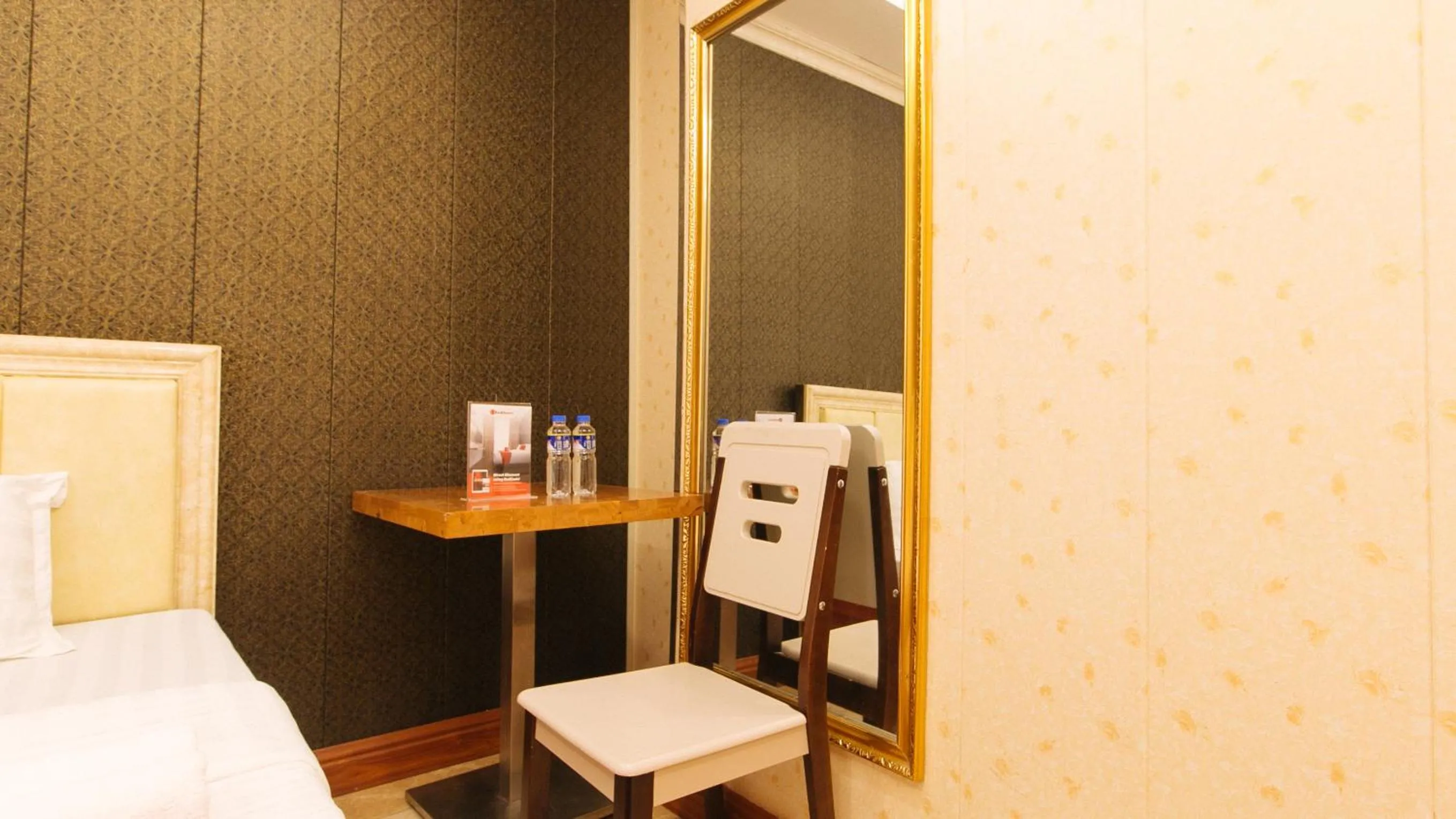 hair dresser, Bed in RedDoorz Plus Winter Benitez Cubao