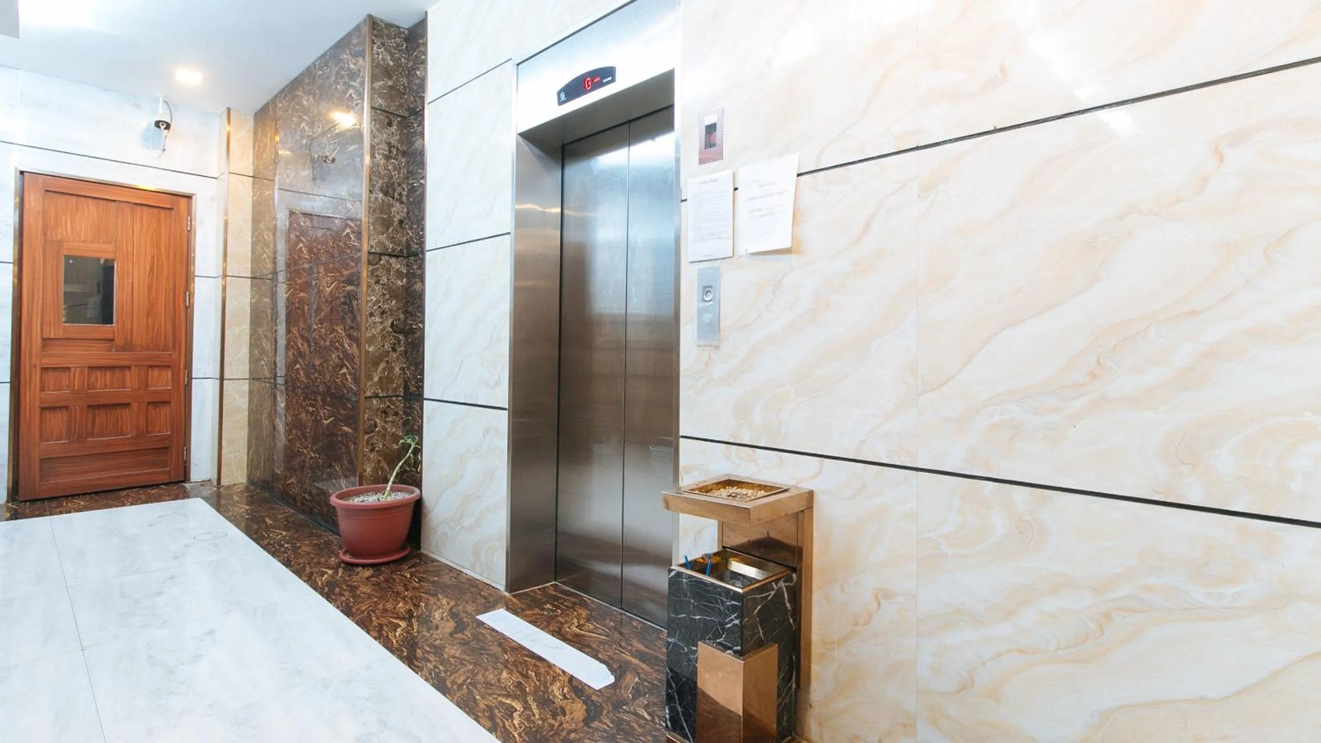 elevator in RedDoorz Plus Winter Benitez Cubao