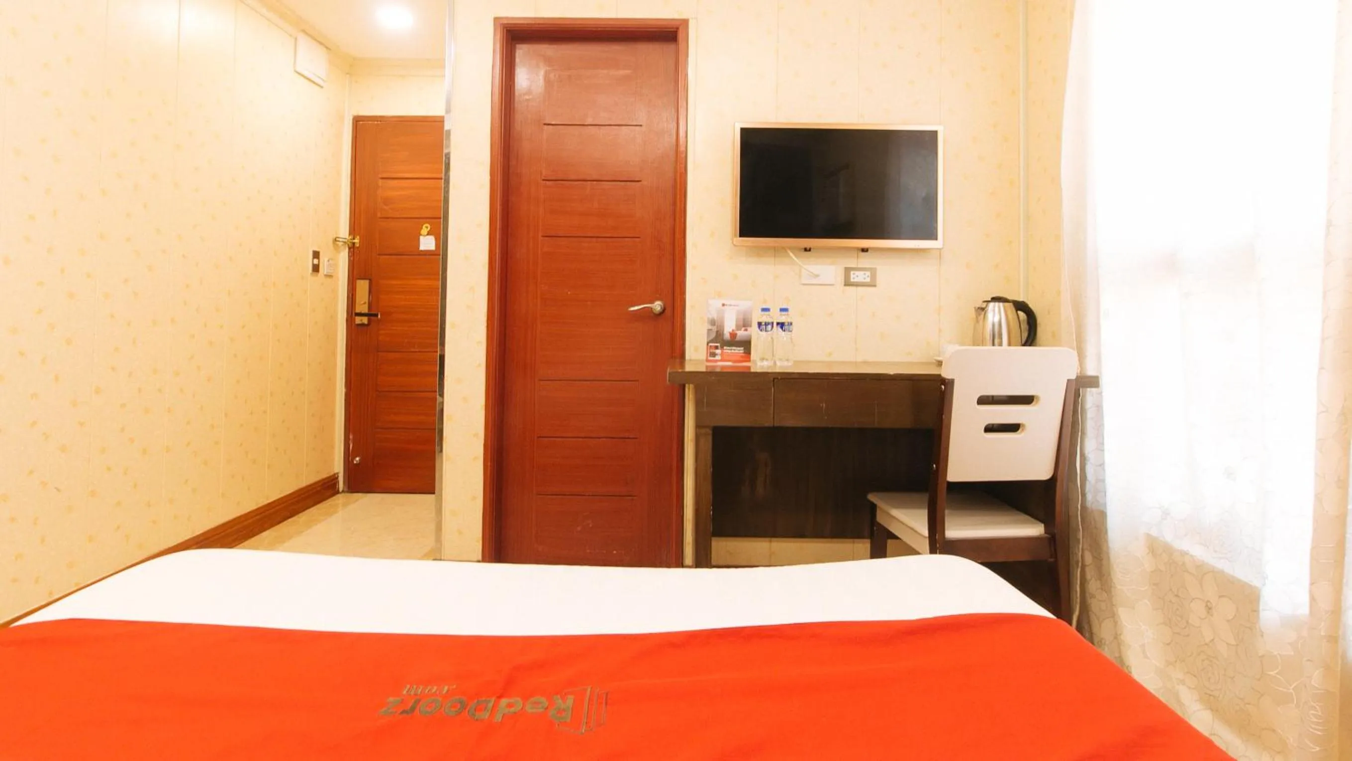 Photo of the whole room, Bed in RedDoorz Plus Winter Benitez Cubao