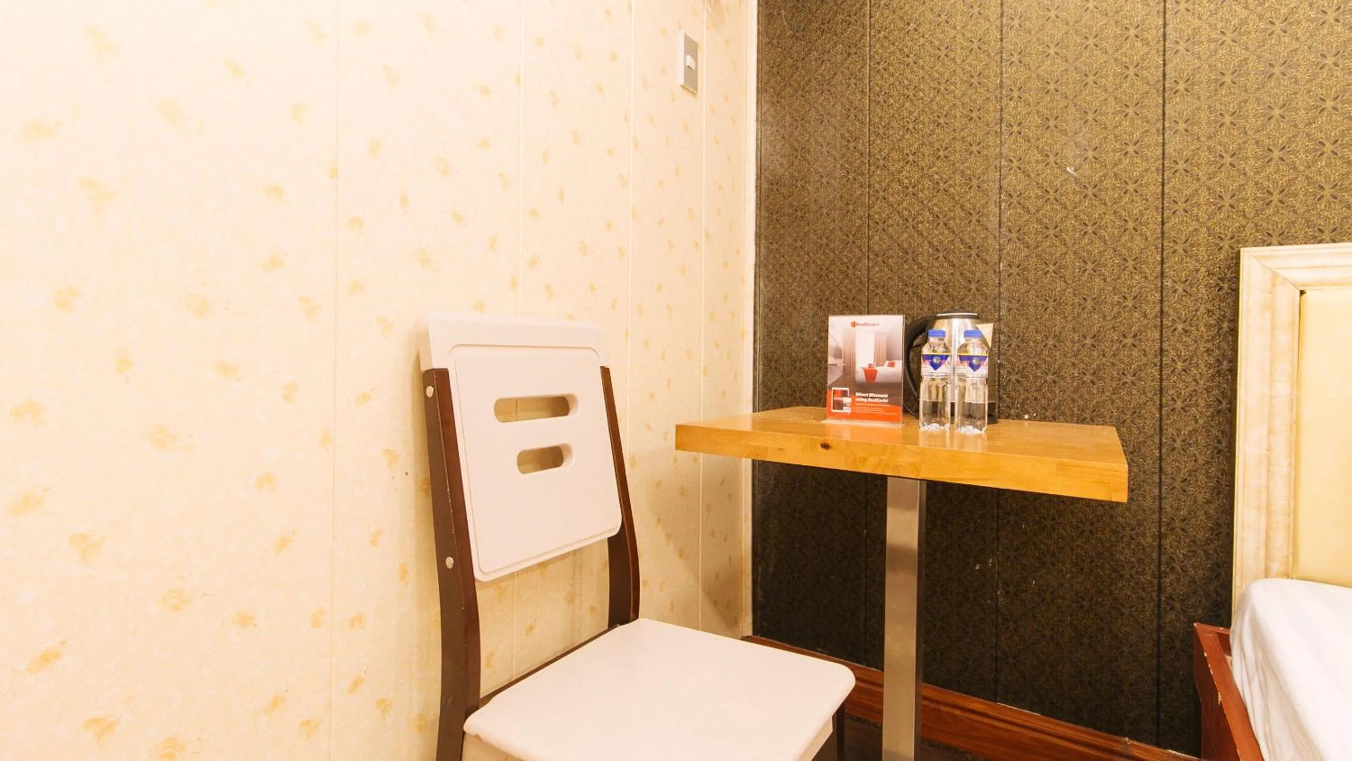 Seating area in RedDoorz Plus Winter Benitez Cubao