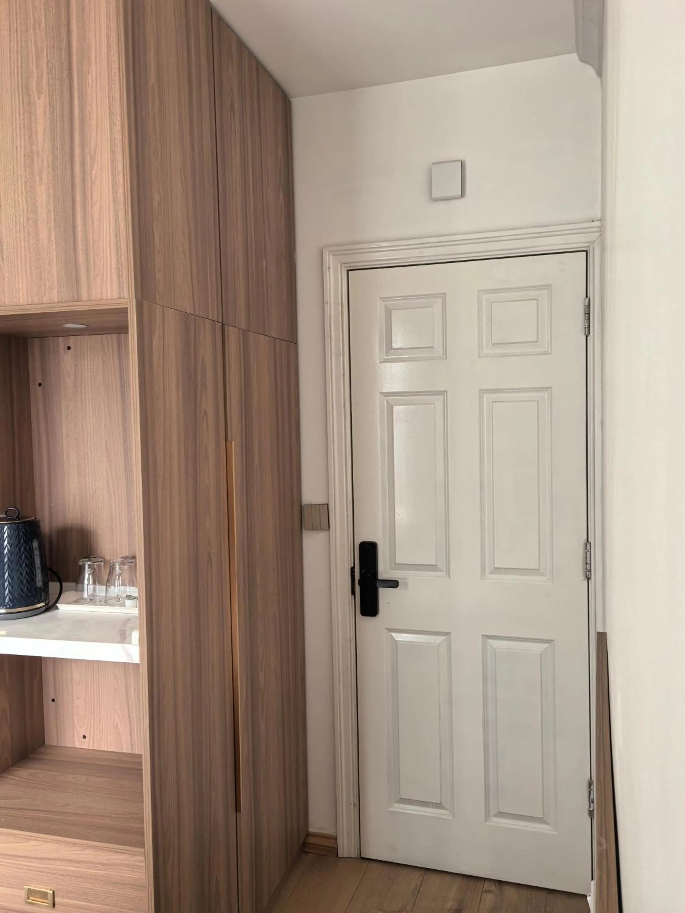 wardrobe in Motel Schmotel