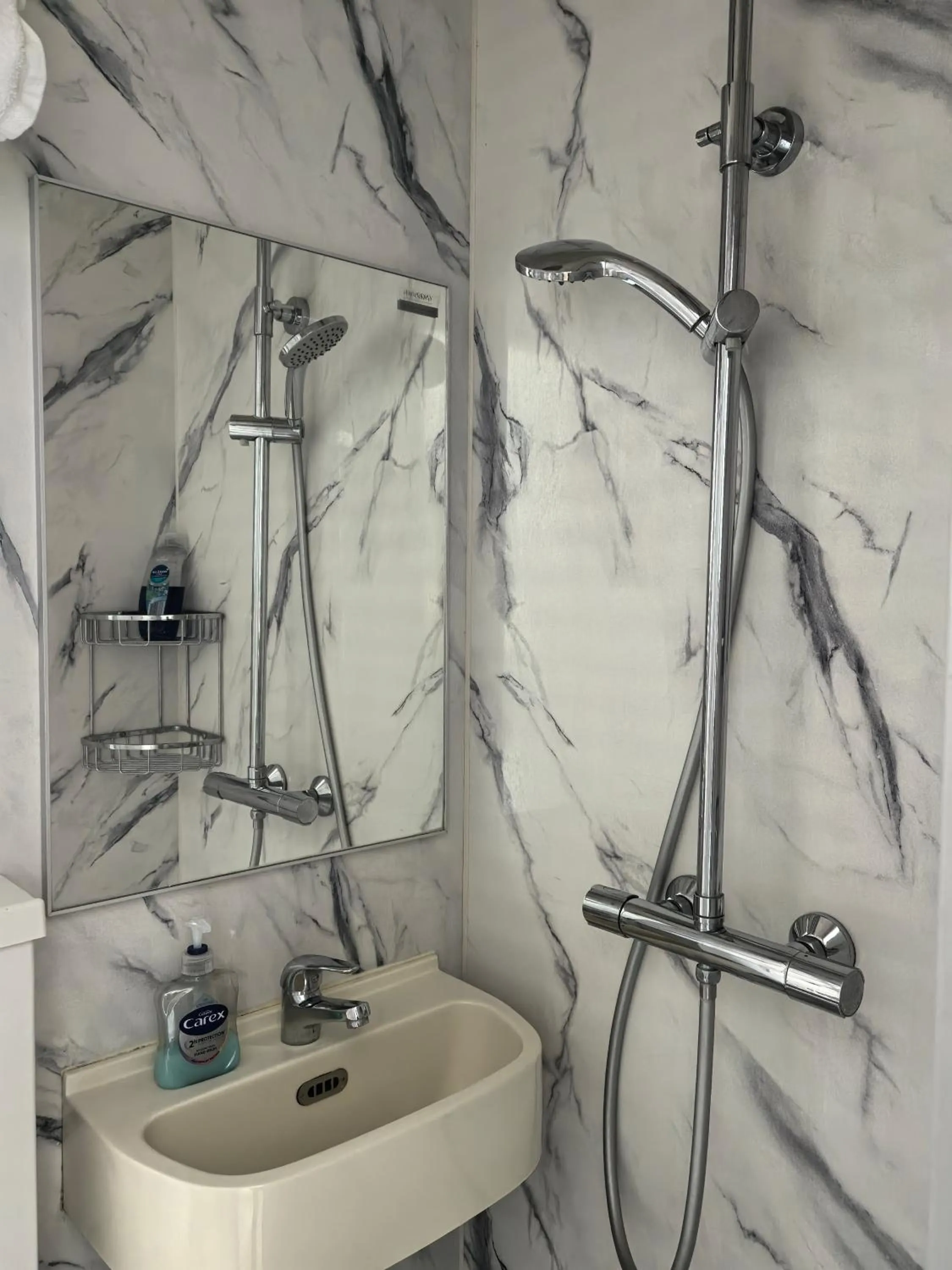 Shower in Motel Schmotel