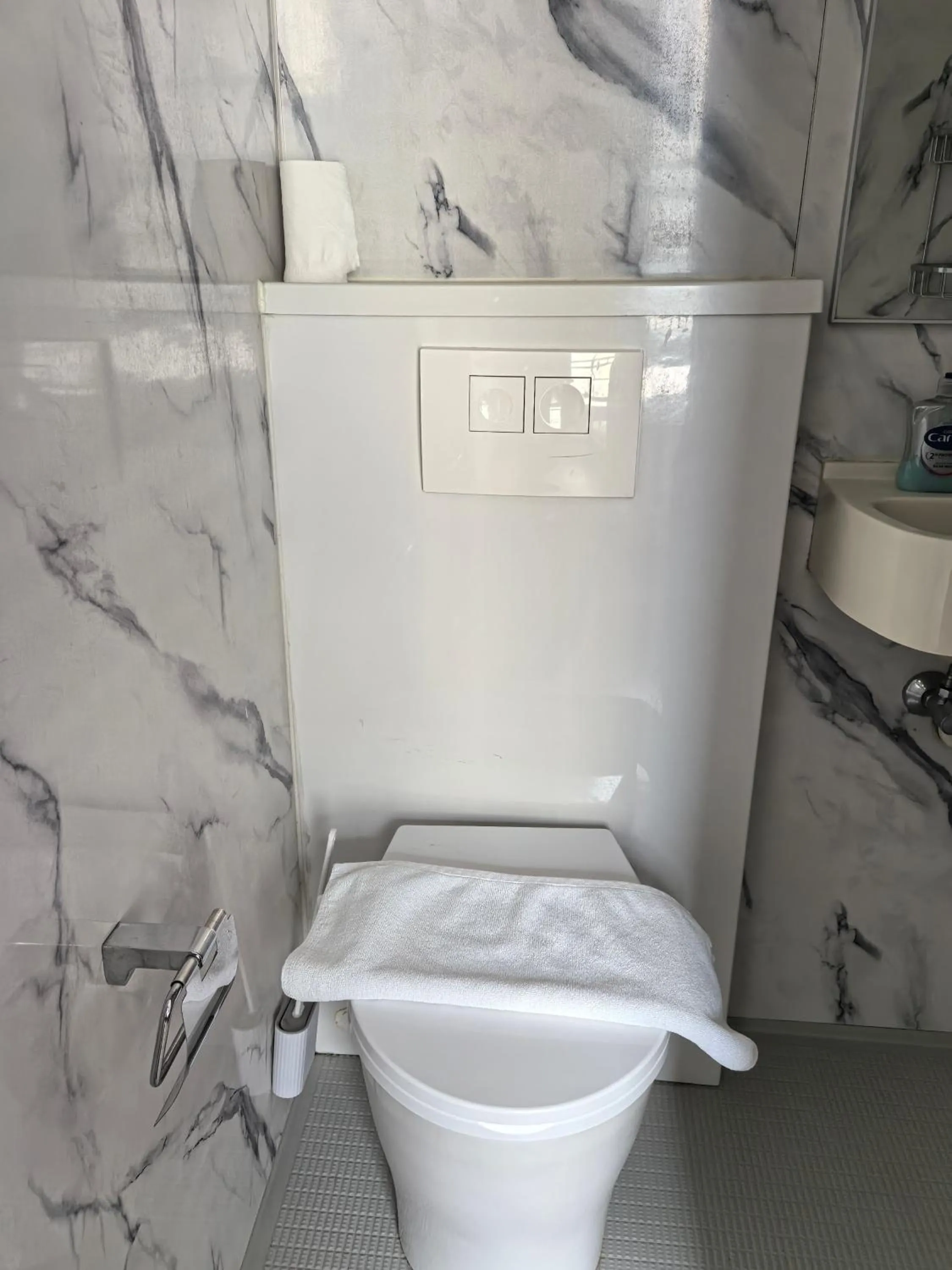 Toilet in Motel Schmotel