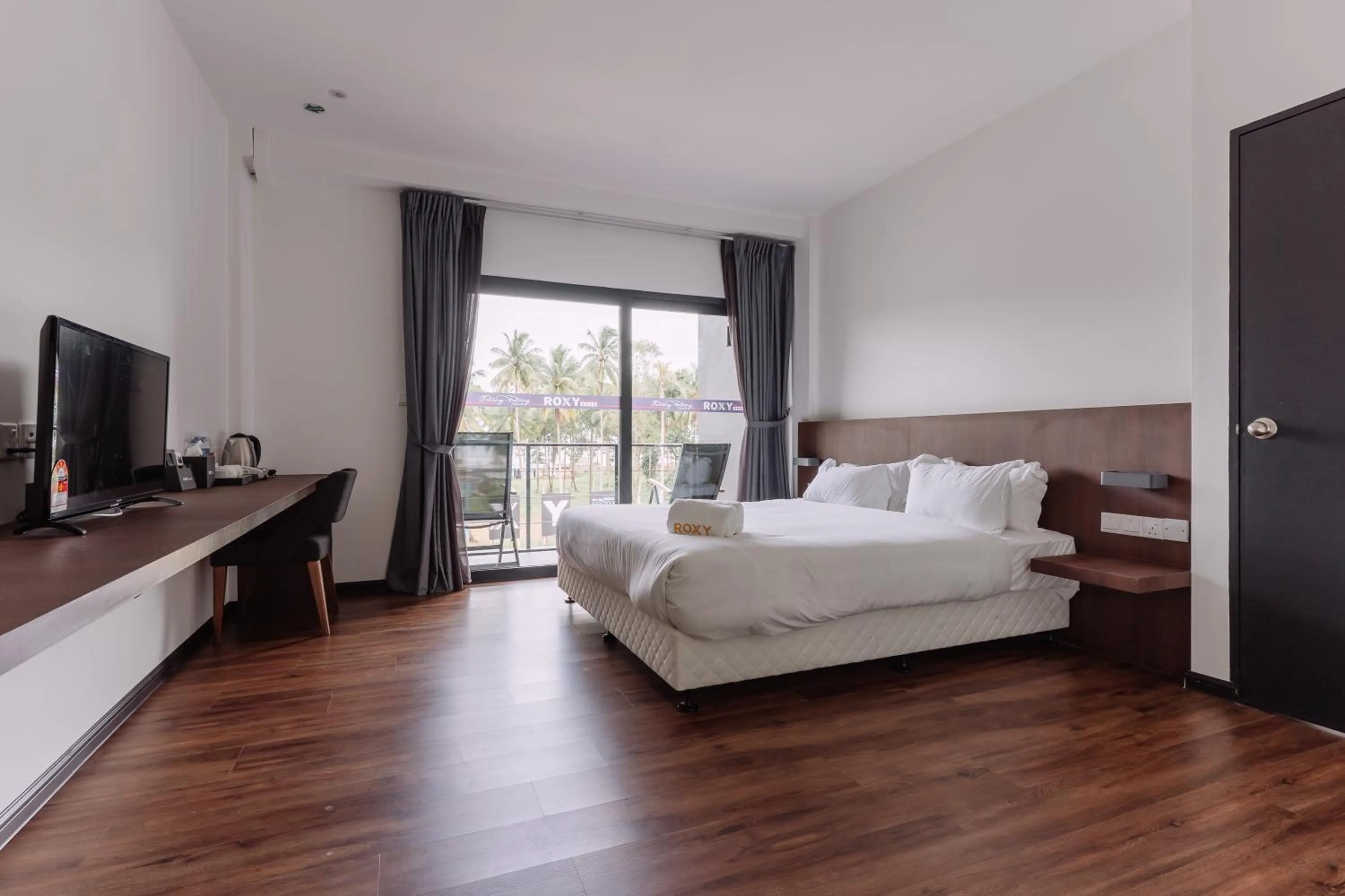 Bedroom, Bed in Roxy Sematan Villa & Townhouse