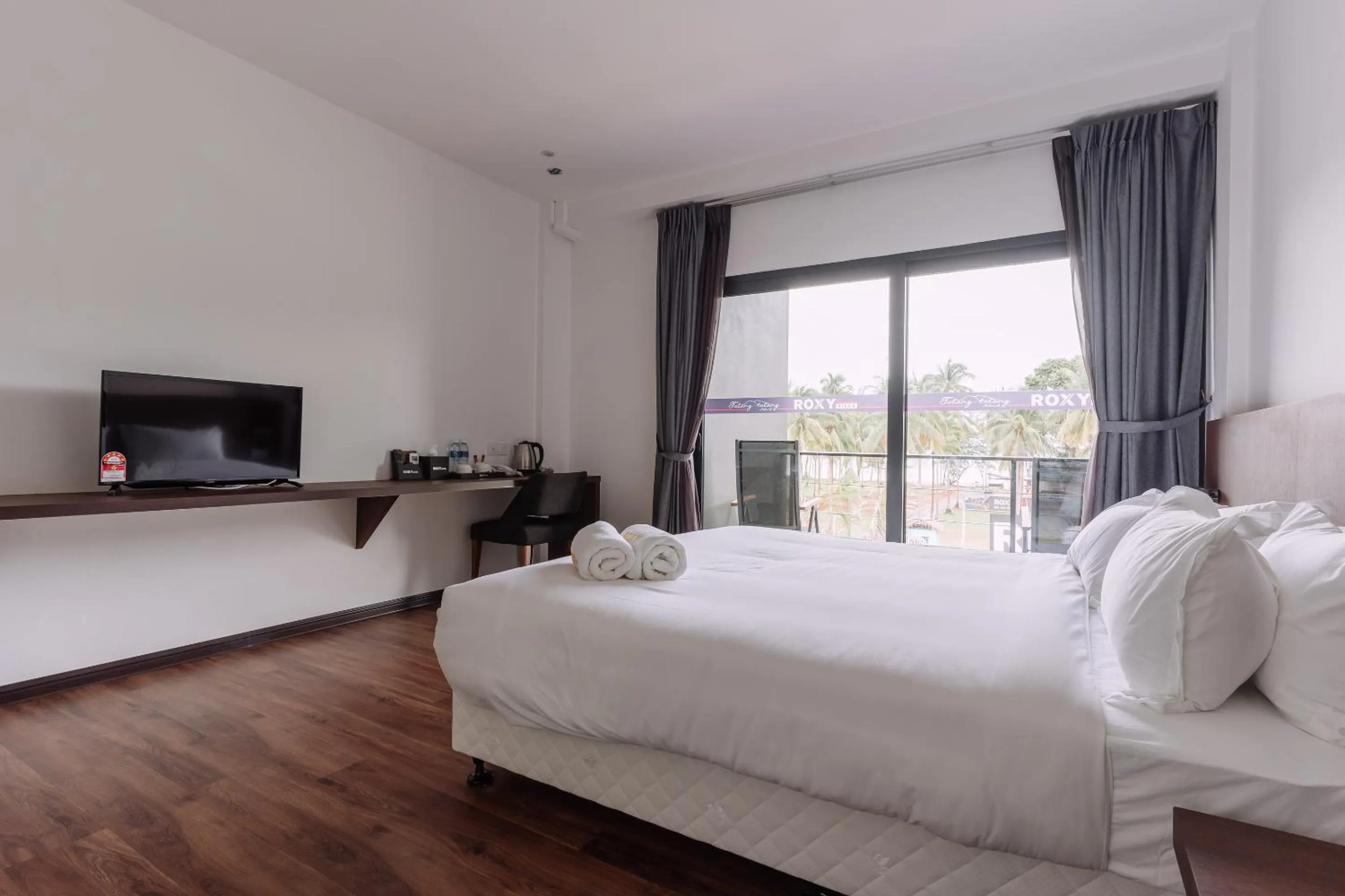 Bedroom, Bed in Roxy Sematan Villa & Townhouse