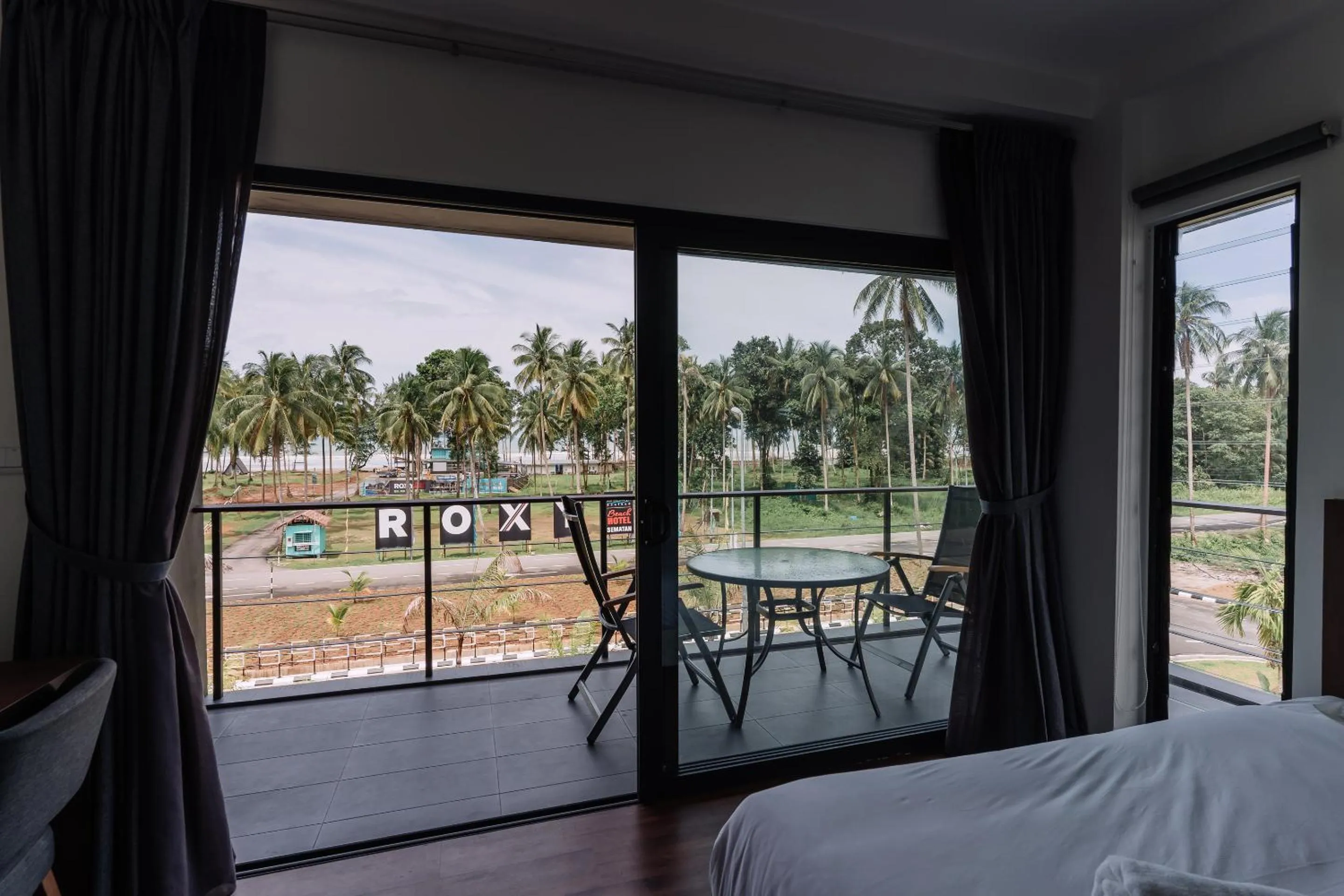 Sea view, Bed in Roxy Sematan Villa & Townhouse