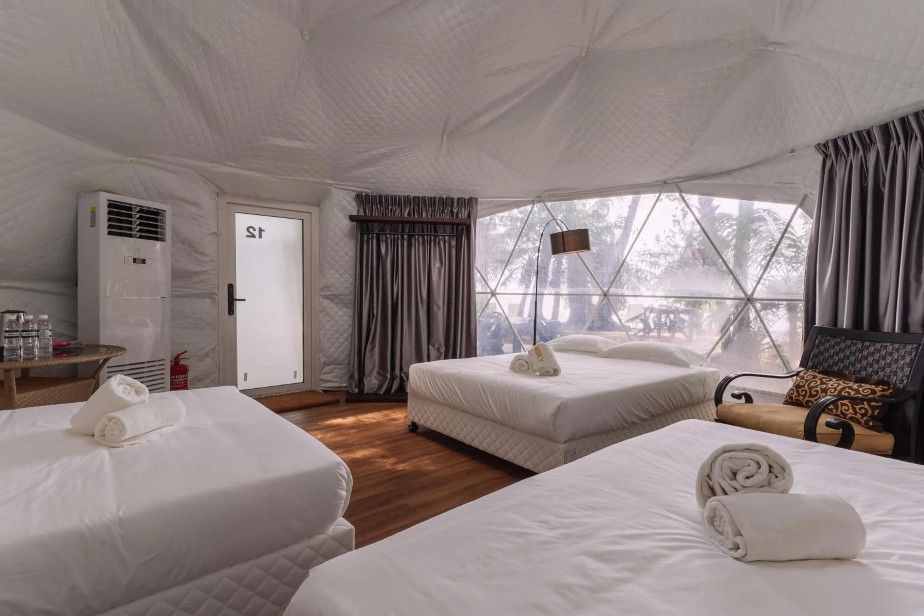 Bed in Roxy Sematan Villa & Townhouse