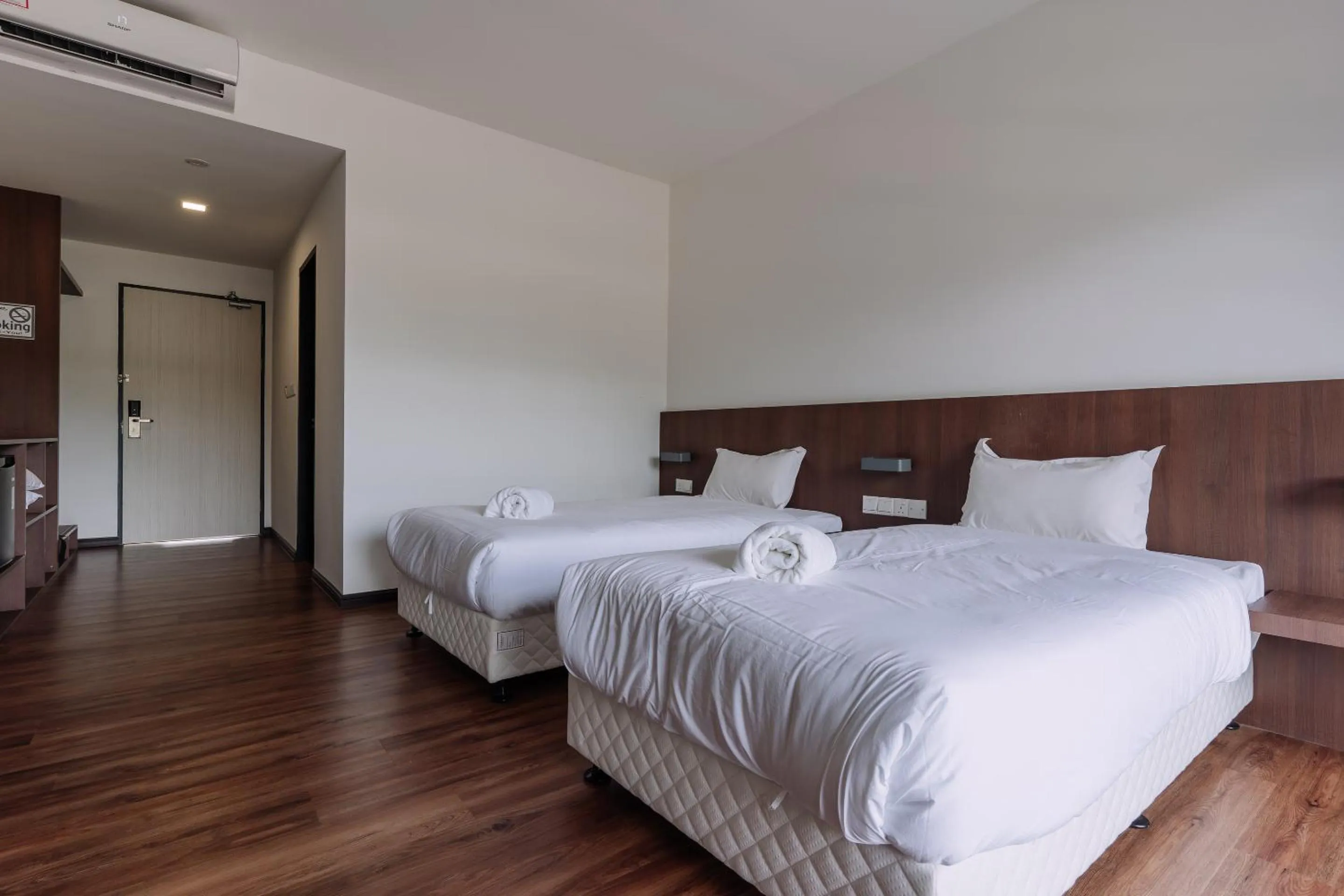 Bedroom, Bed in Roxy Sematan Villa & Townhouse