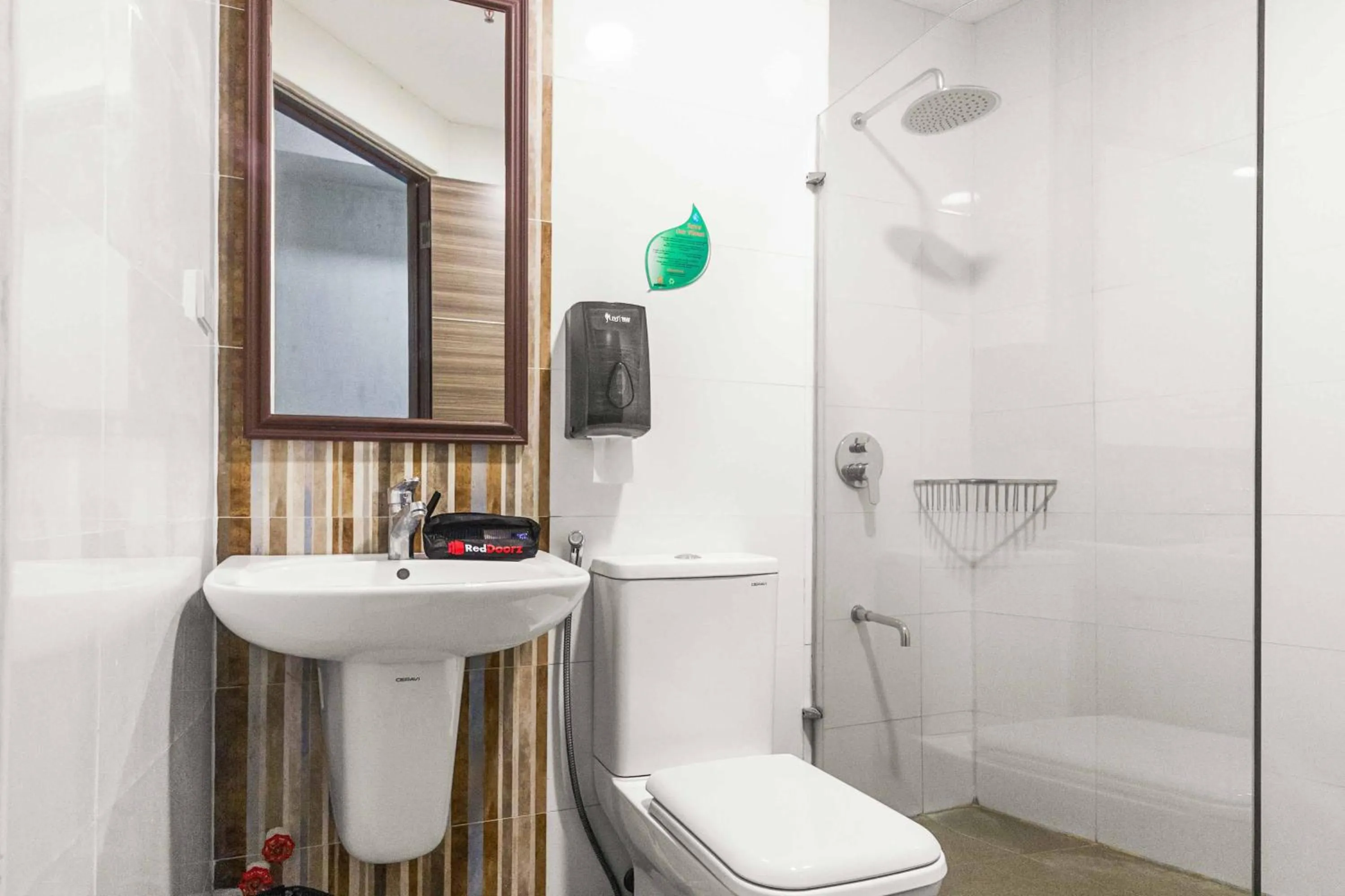 Shower in RedDoorz Plus @ Jones Avenue Cebu