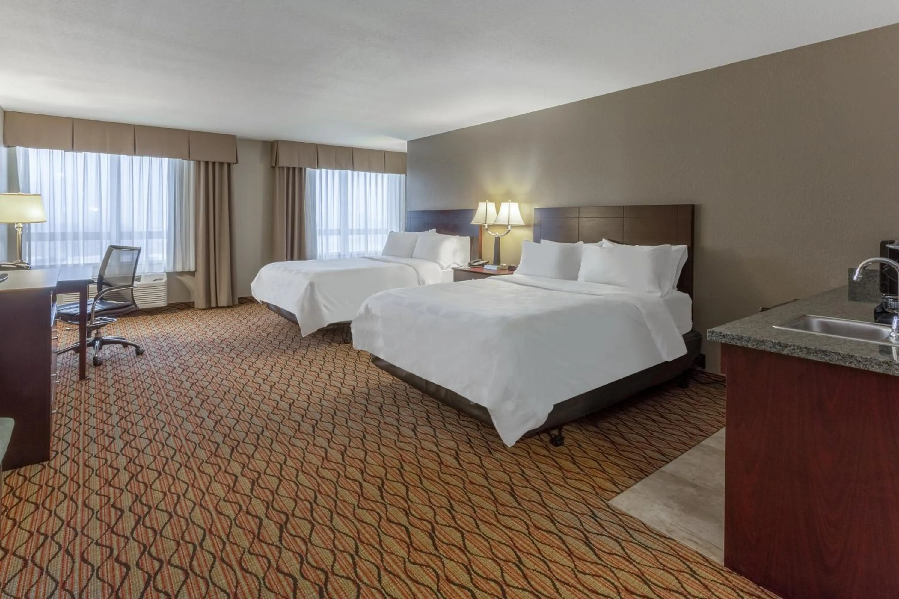 Photo of the whole room, Bed in Holiday Inn Eau Claire South I-94 by IHG