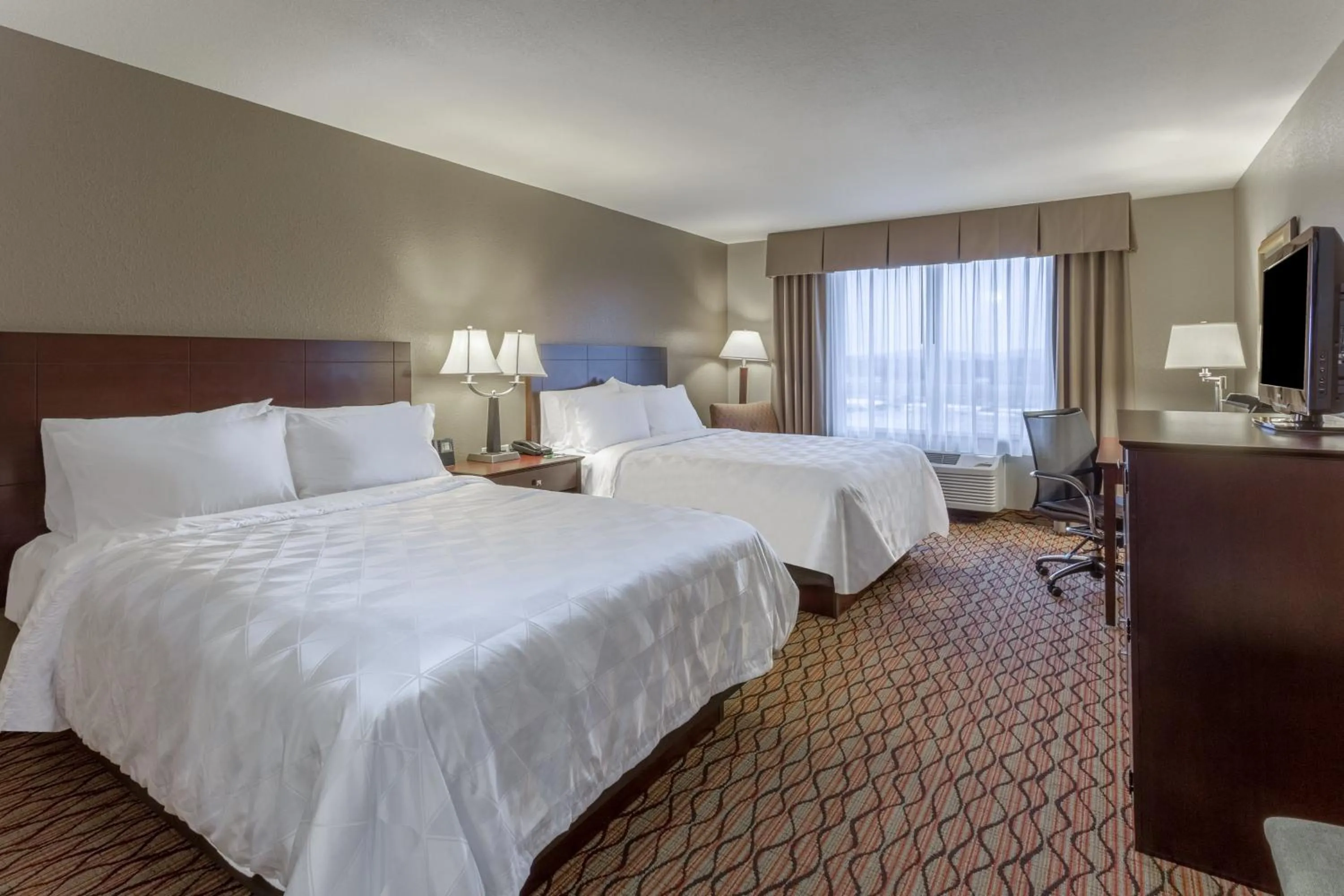 Photo of the whole room, Bed in Holiday Inn Eau Claire South I-94 by IHG