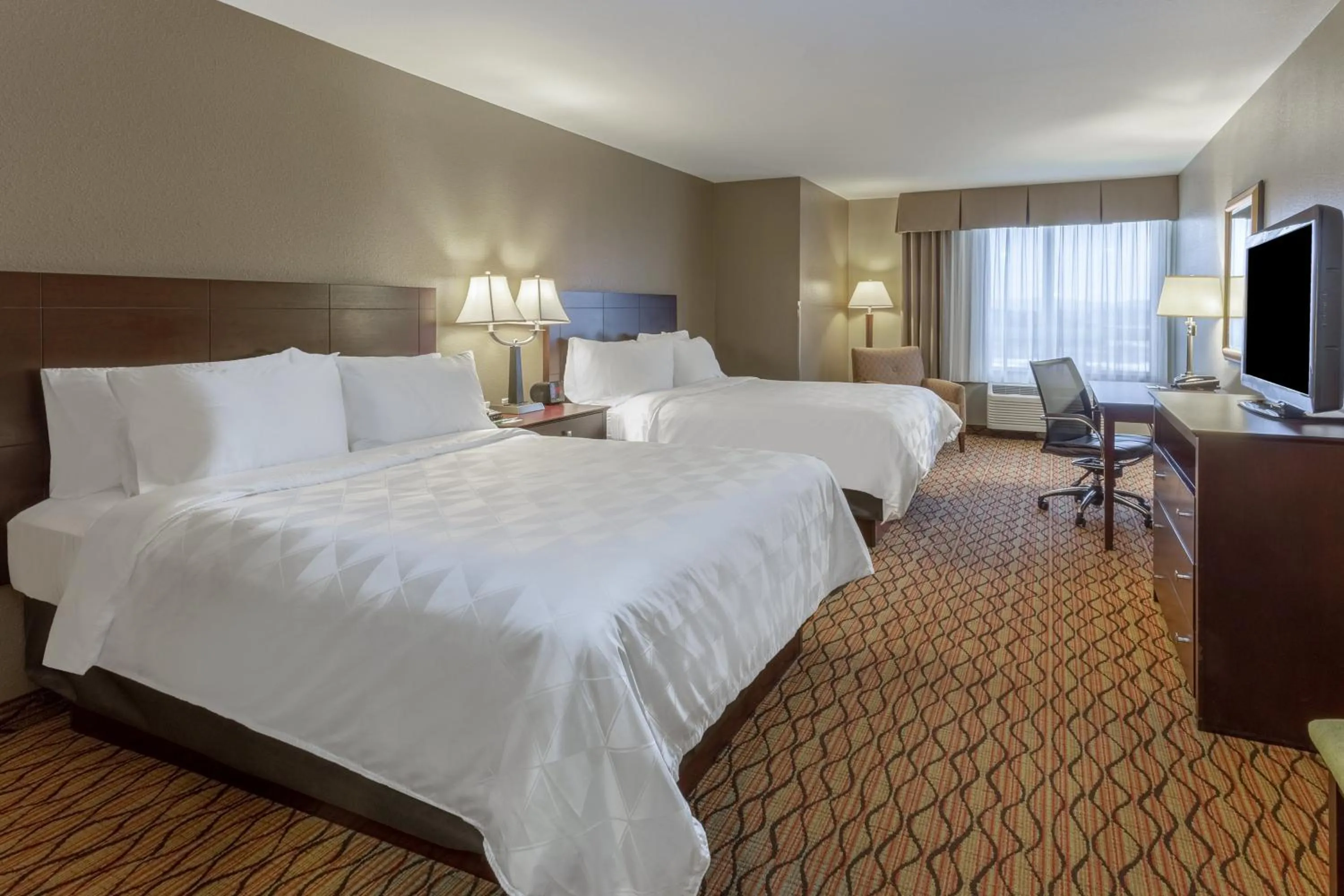 Photo of the whole room, Bed in Holiday Inn Eau Claire South I-94 by IHG