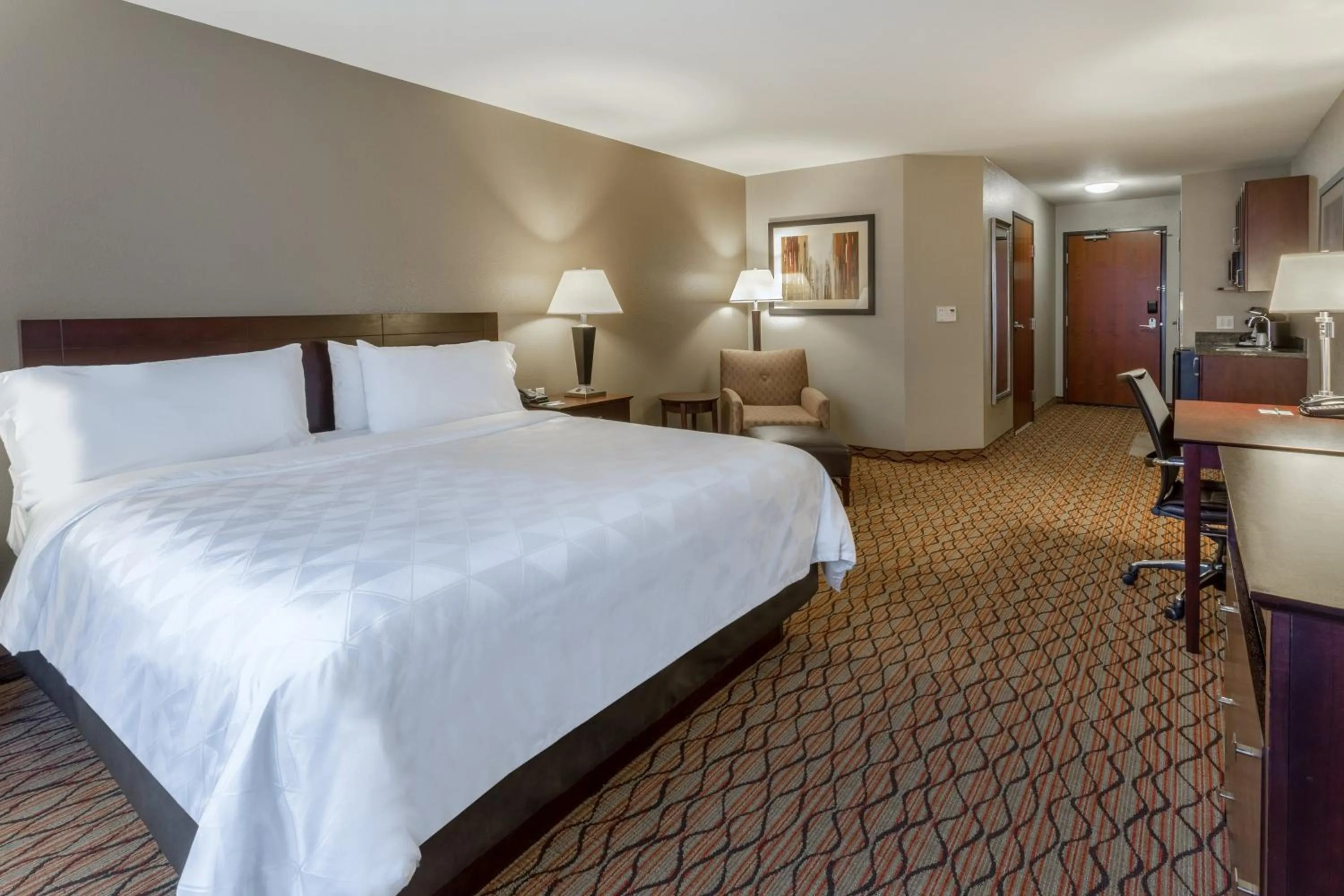Photo of the whole room, Bed in Holiday Inn Eau Claire South I-94 by IHG
