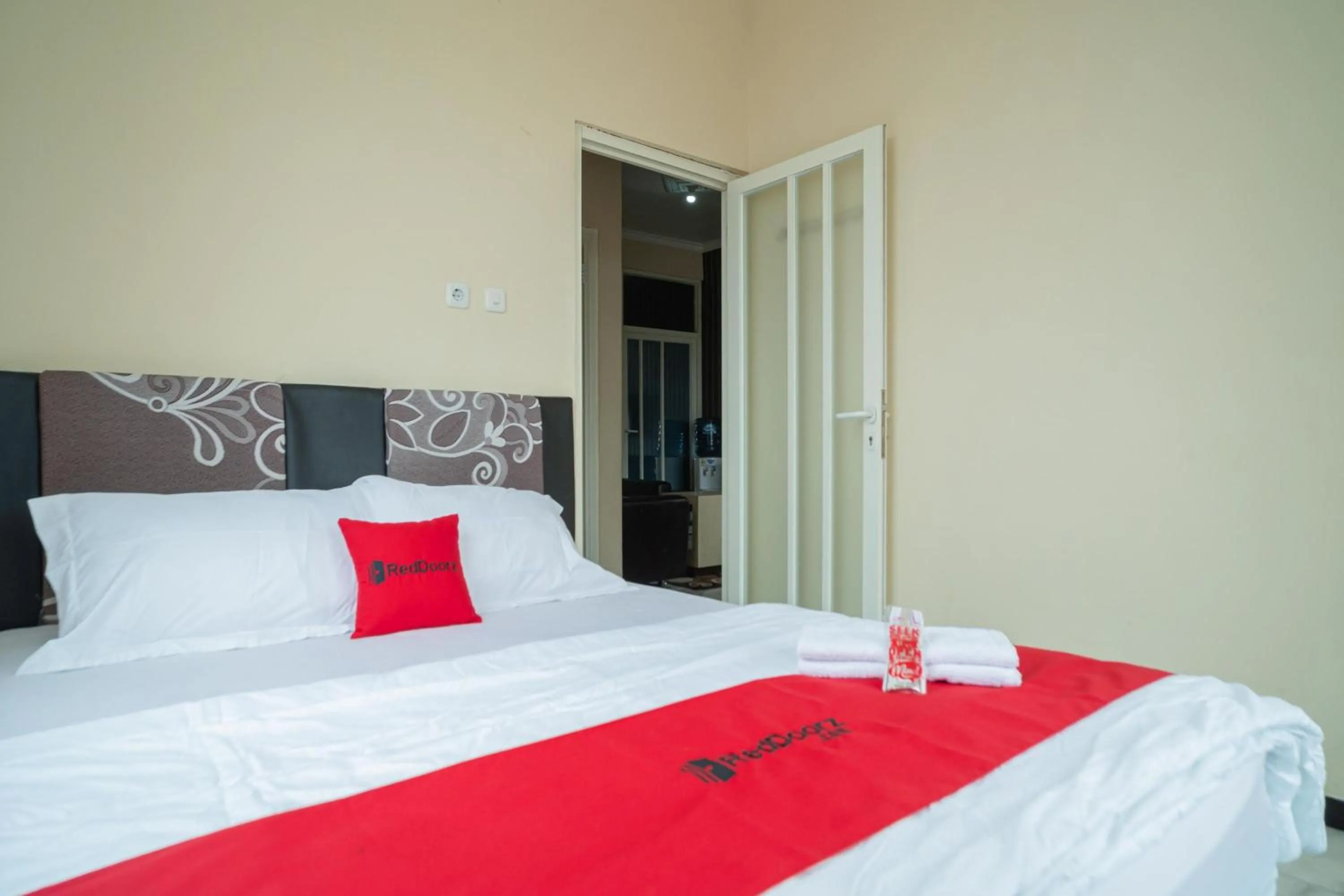 Bedroom, Bed in RedDoorz At Villa Akbar 3