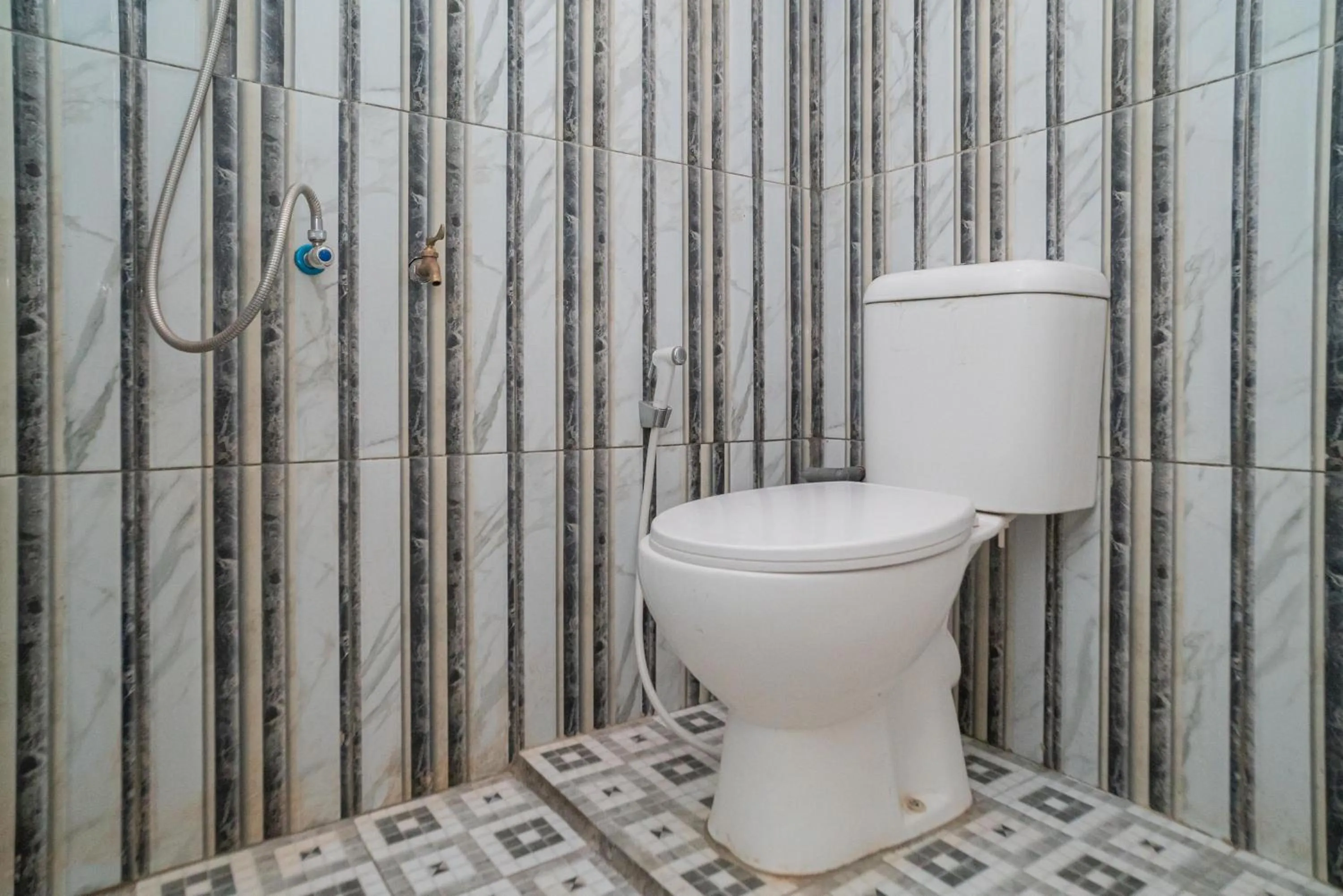 Bathroom in RedDoorz At Villa Akbar 3