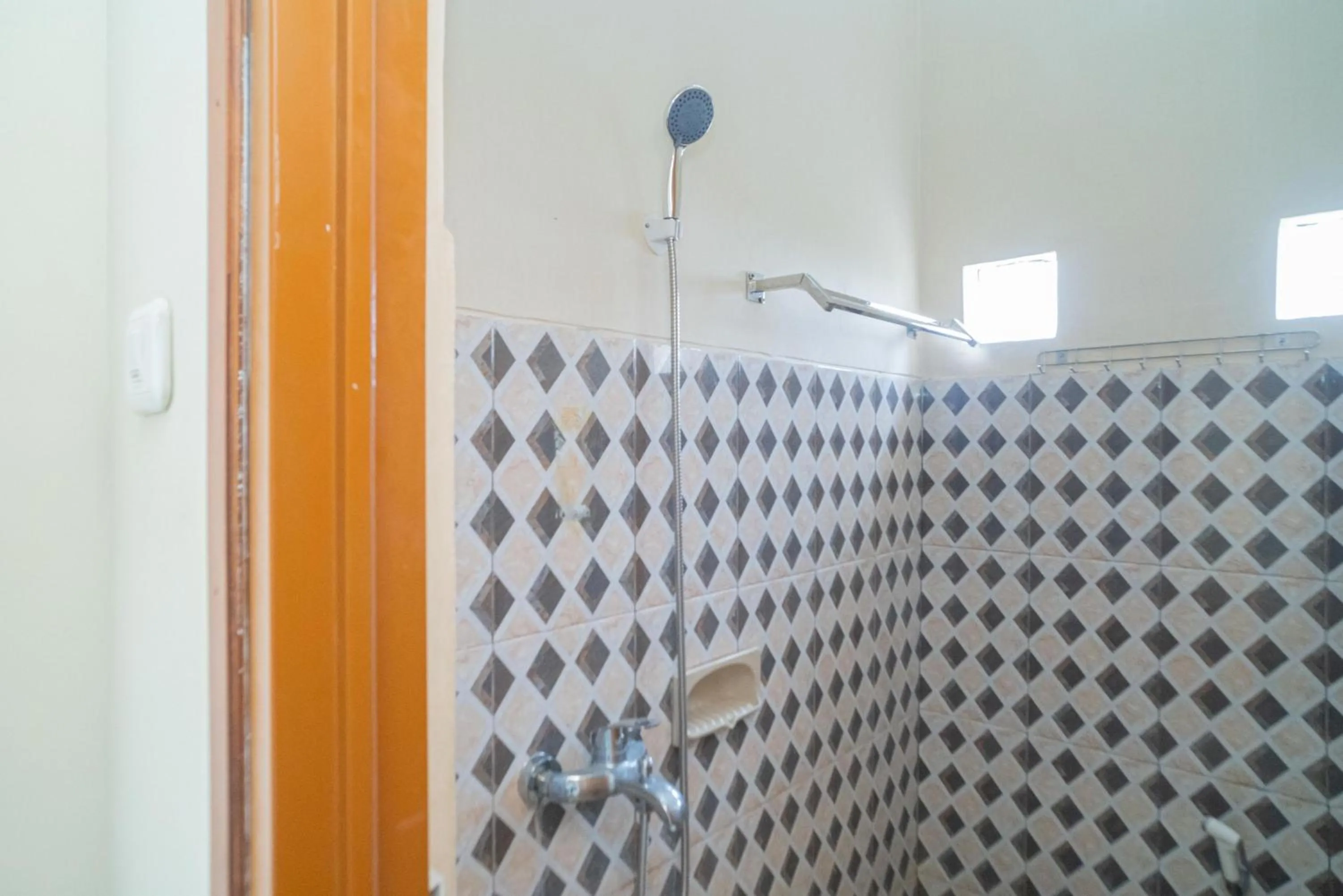 Bathroom in RedDoorz At Villa Akbar 3