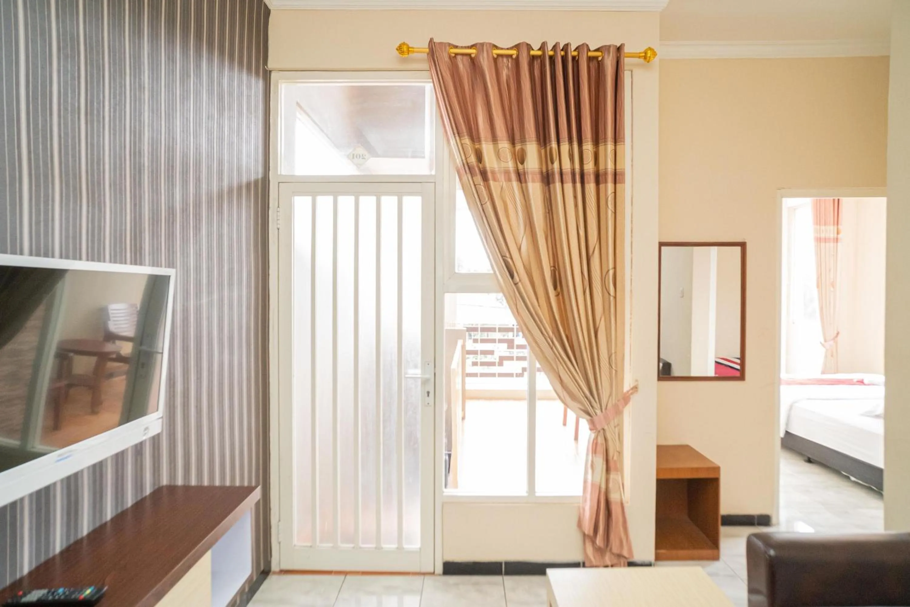 TV and multimedia, Bed in RedDoorz At Villa Akbar 3